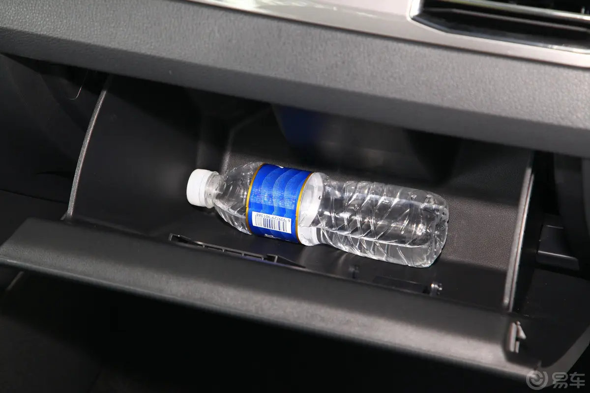 桑塔纳1.5L 手动 舒适版 国VI手套箱空间水瓶横置