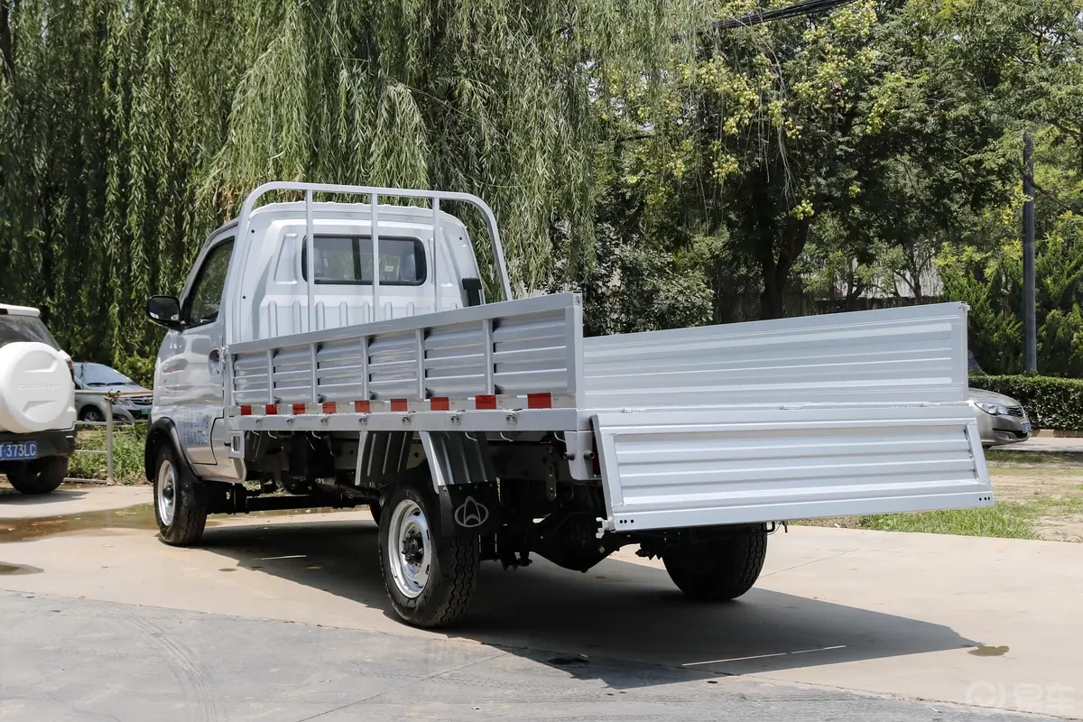 神骐T20T20L 载货车单排 1.5L 手动 舒适版 3.6米货箱后备厢开启45度侧拍