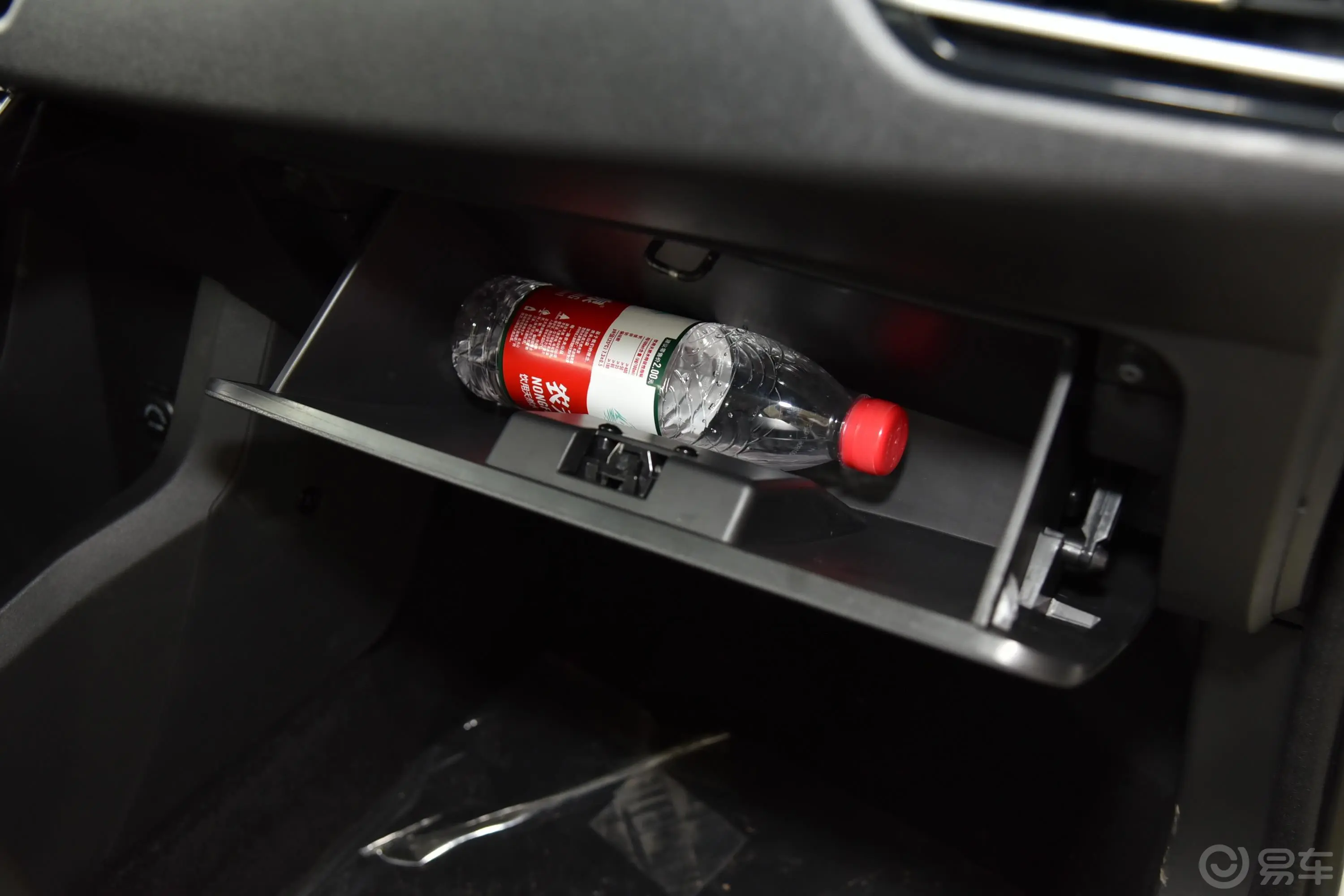 易至EV3乐跑版手套箱空间水瓶横置