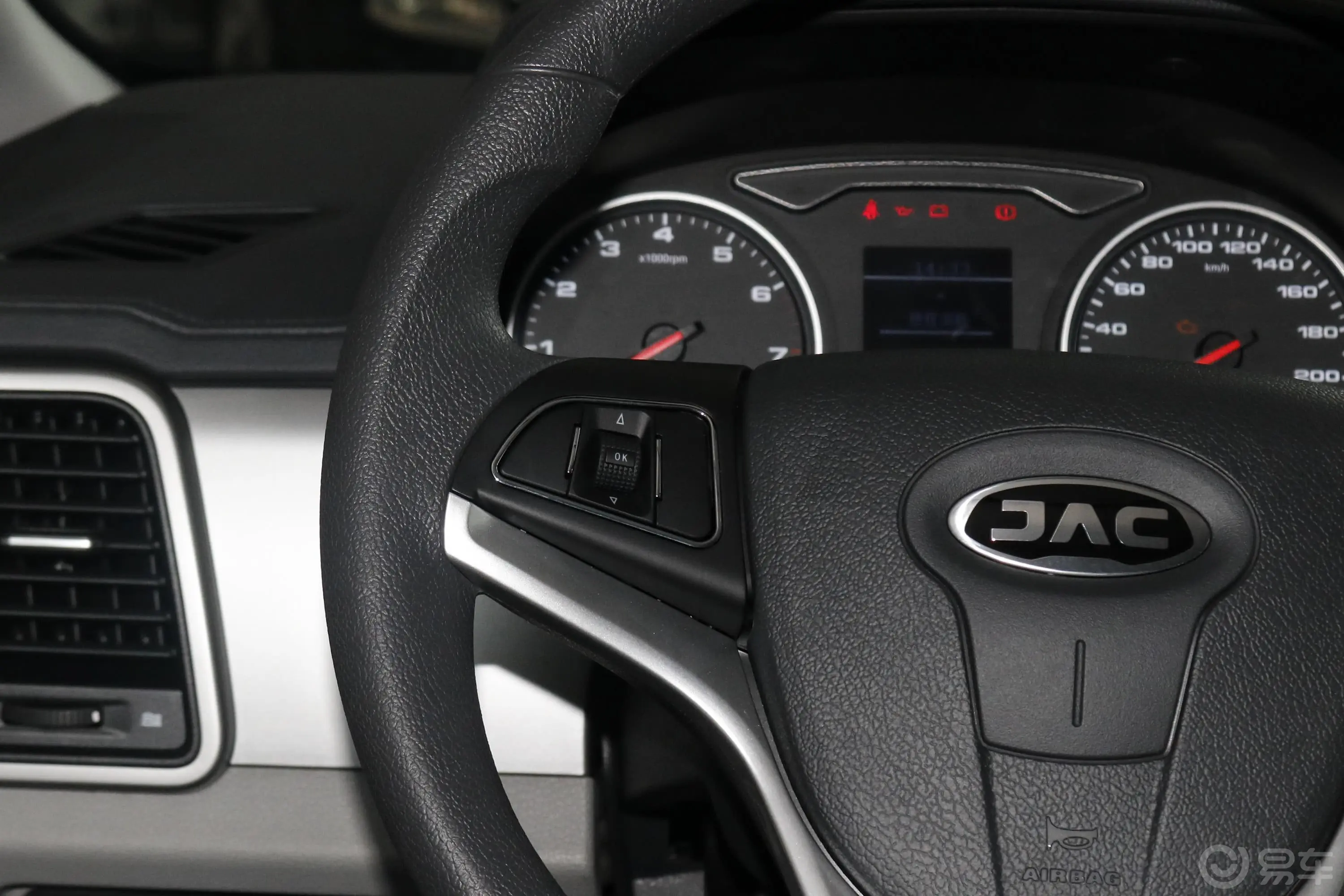 瑞风M4商旅系列 2.0L 手动 舒适型 汽油 国VI左侧方向盘功能按键