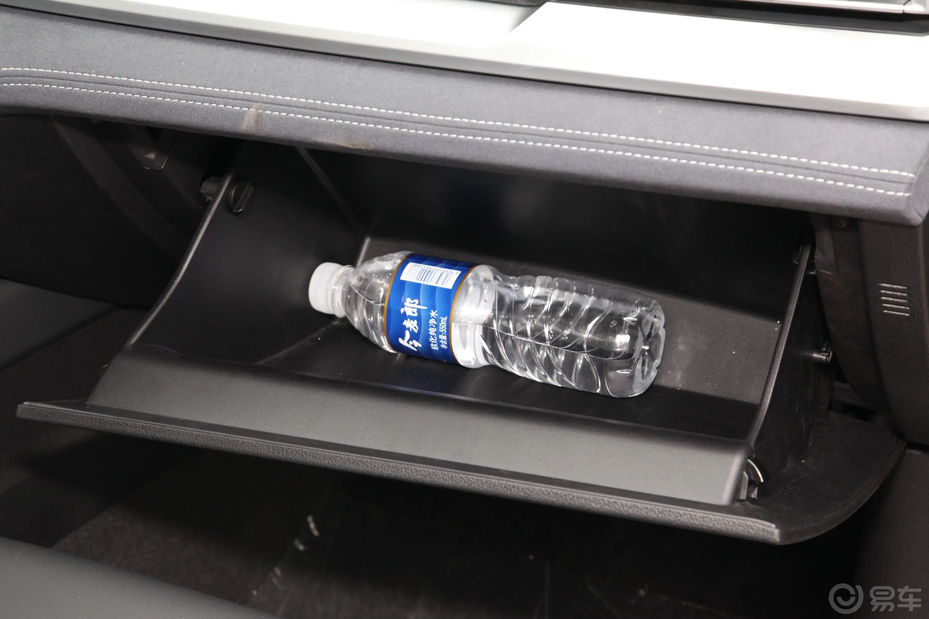 宋Pro新能源DM 1.5TI 双离合 四驱性能版豪华型手套箱空间水瓶横置