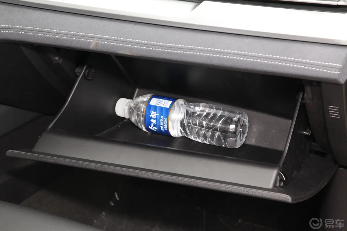宋Pro新能源DM 1.5TI 双离合 四驱性能版豪华型手套箱空间水瓶横置