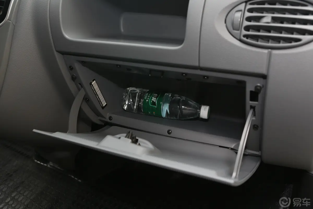 新途V80Plus 傲运通 2.0T AMT 短轴中顶 5/6座手套箱空间水瓶横置