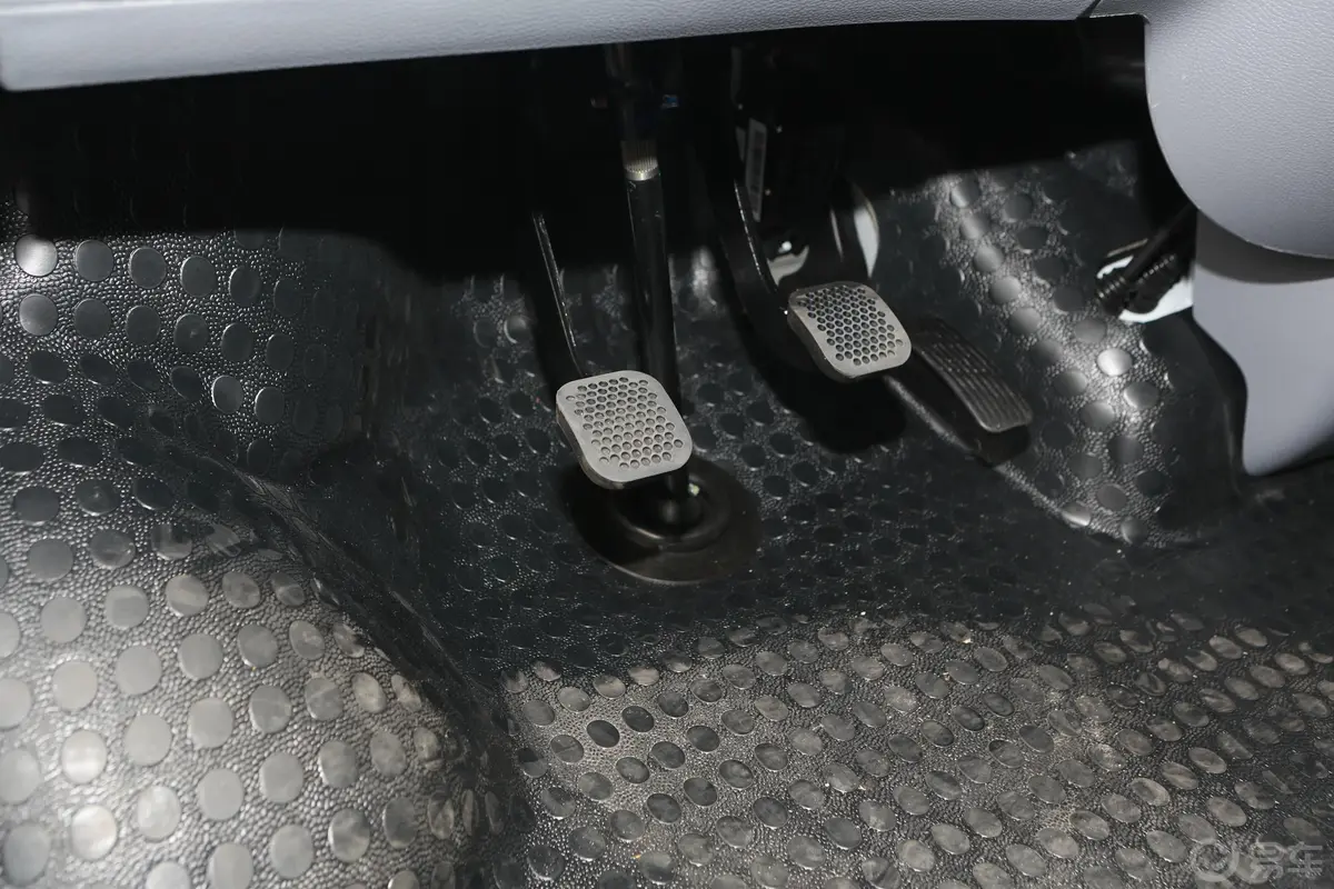 新途V80Plus 傲运通 2.0T 手动 长轴中顶 7/8/9座脚踏板