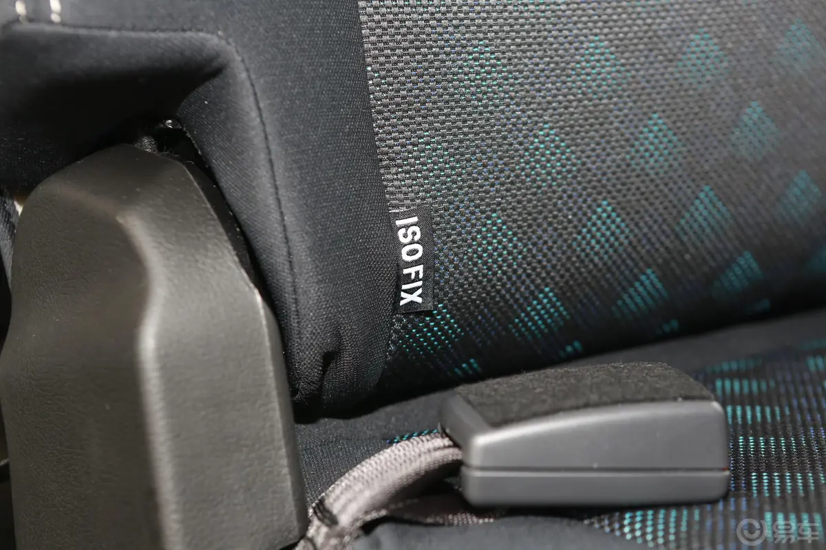 新途V80Plus 傲运通 2.0T AMT 短轴中顶 5/6座儿童座椅接口