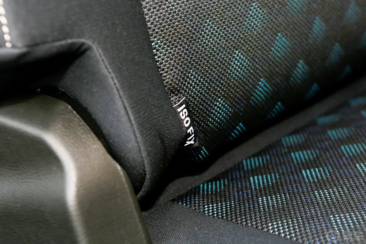 新途V80Plus 傲运通 2.0T 手动 短轴超低顶 5/6座儿童座椅接口