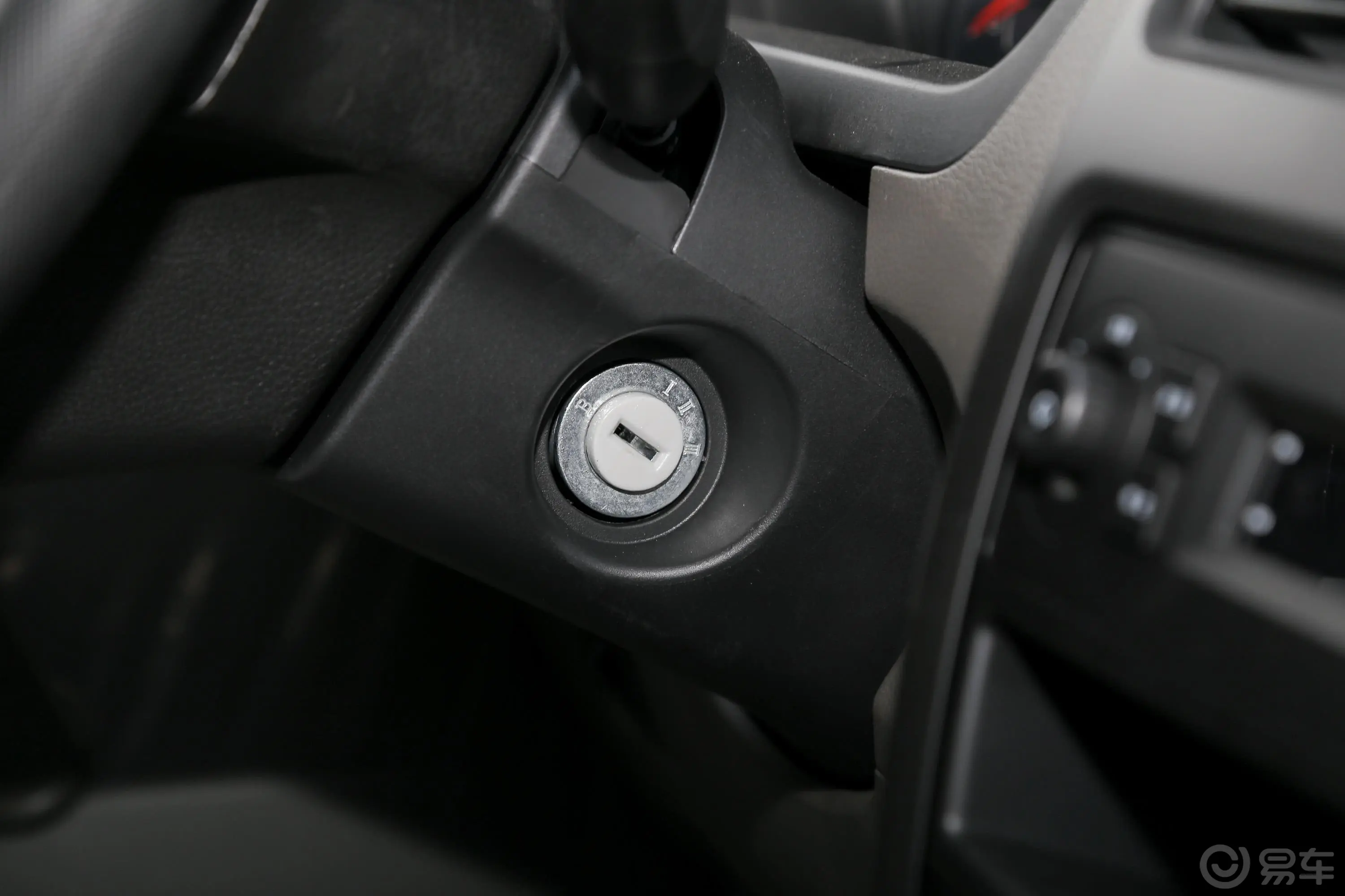 五菱荣光V1.5L 手动 实用型厢式运输车 国VI钥匙孔或一键启动按键