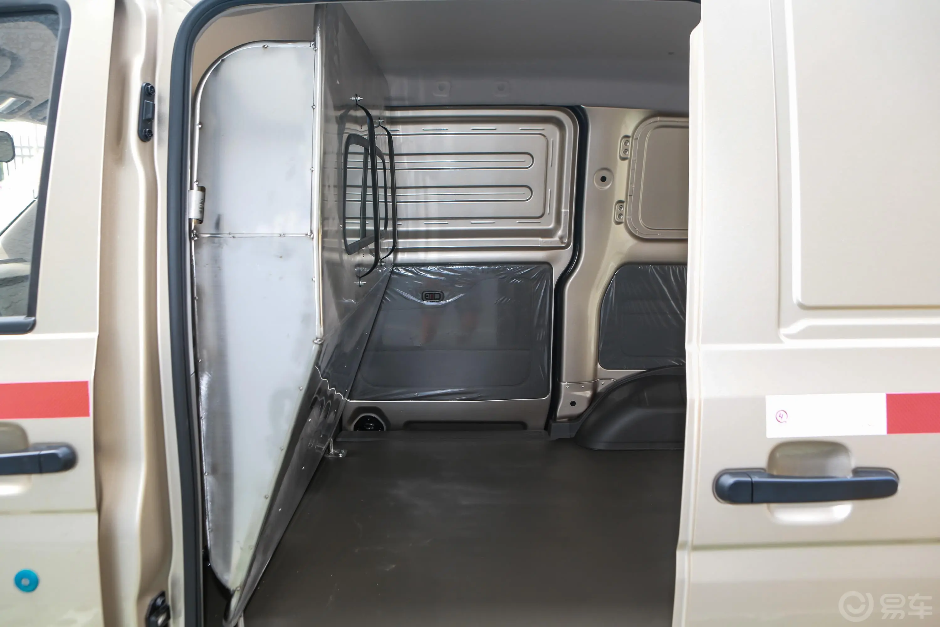 五菱荣光V1.5L 手动 实用型厢式运输车 国V后排空间体验