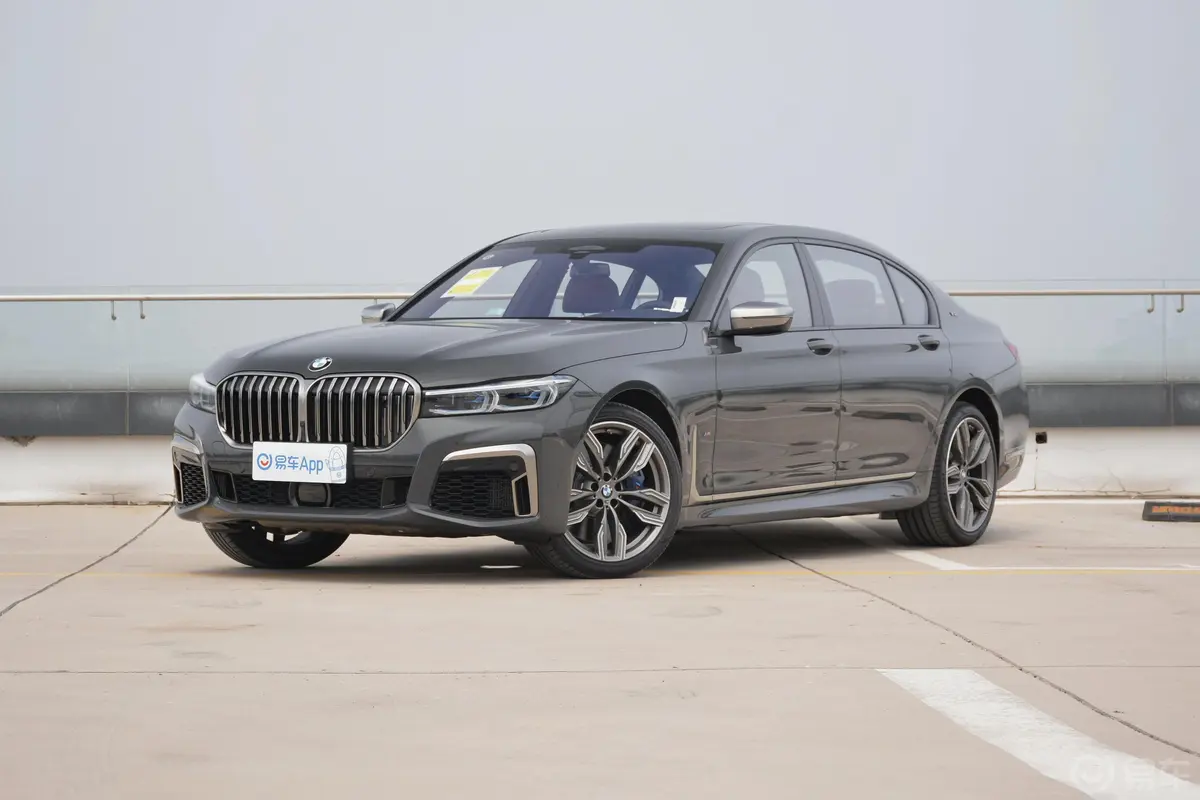 宝马7系M760Li xDrive V12 运动套装侧前45度车头向左水平