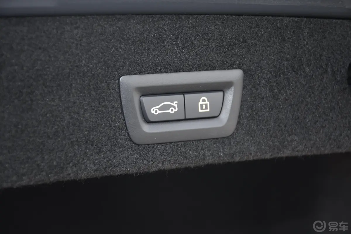 宝马7系M760Li xDrive V12 运动套装电动尾门按键（手动扶手）