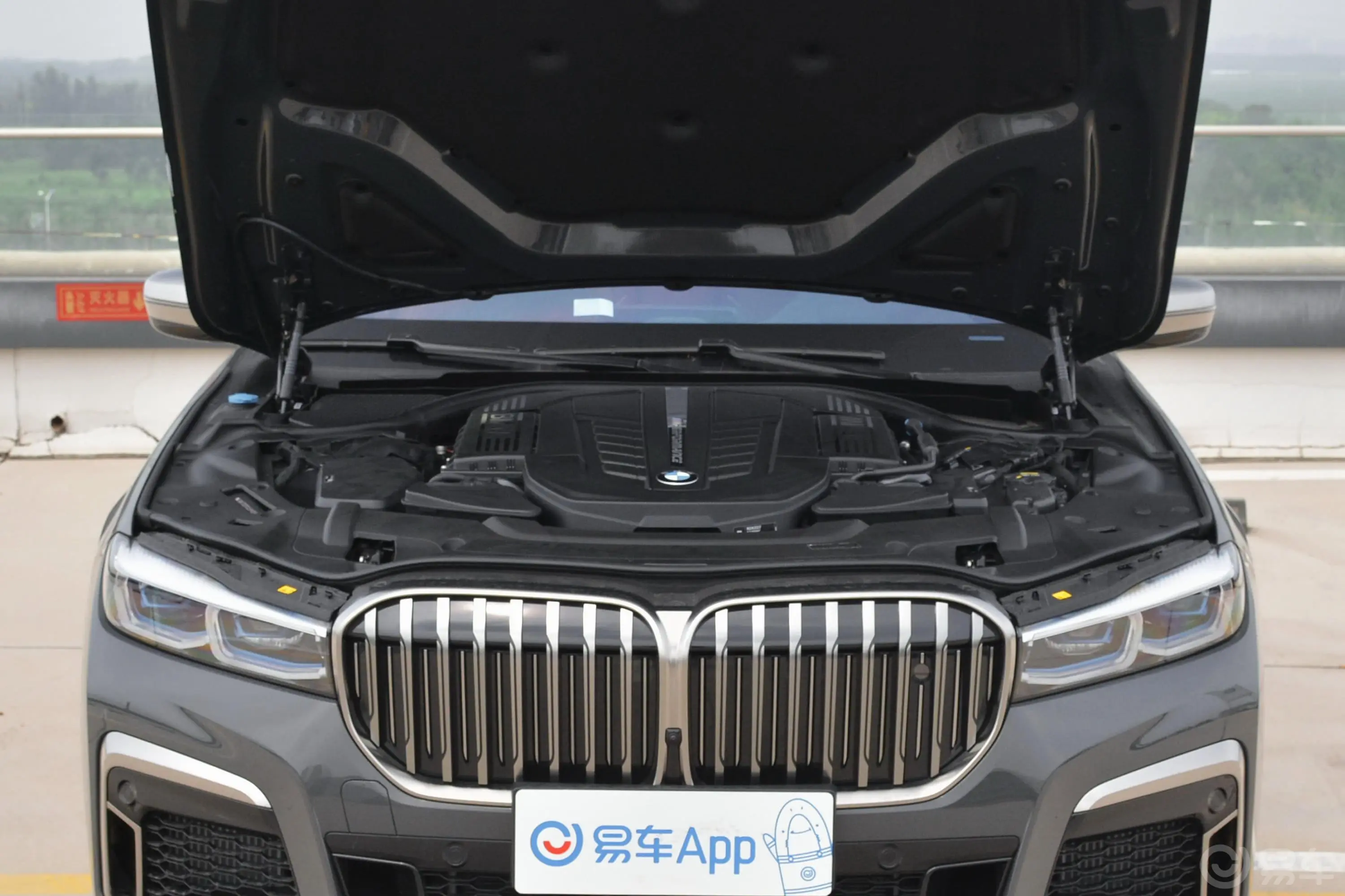 宝马7系M760Li xDrive V12 运动套装发动机舱整体