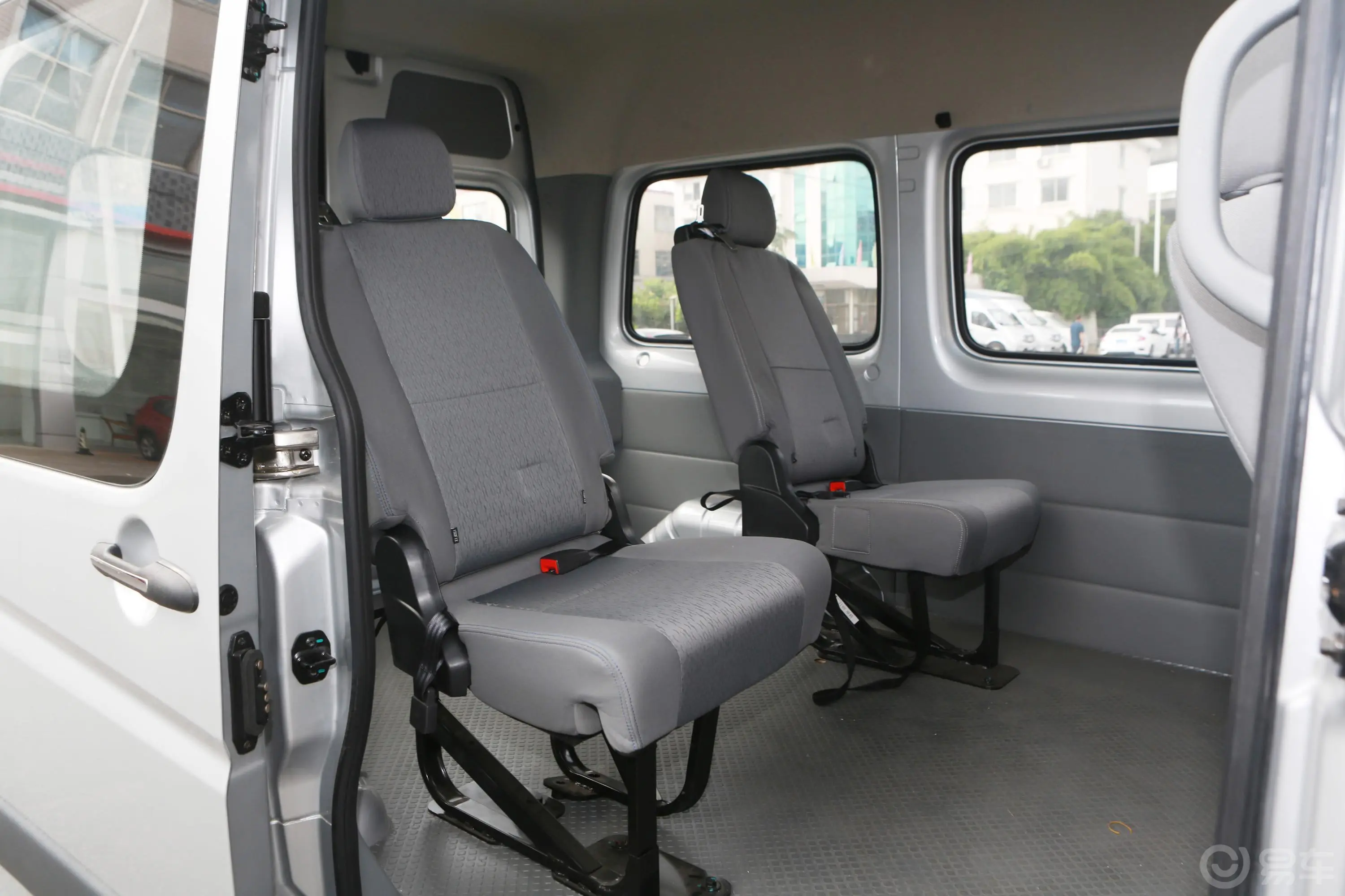 图雅诺E 2.5T 手动 短轴后排座椅