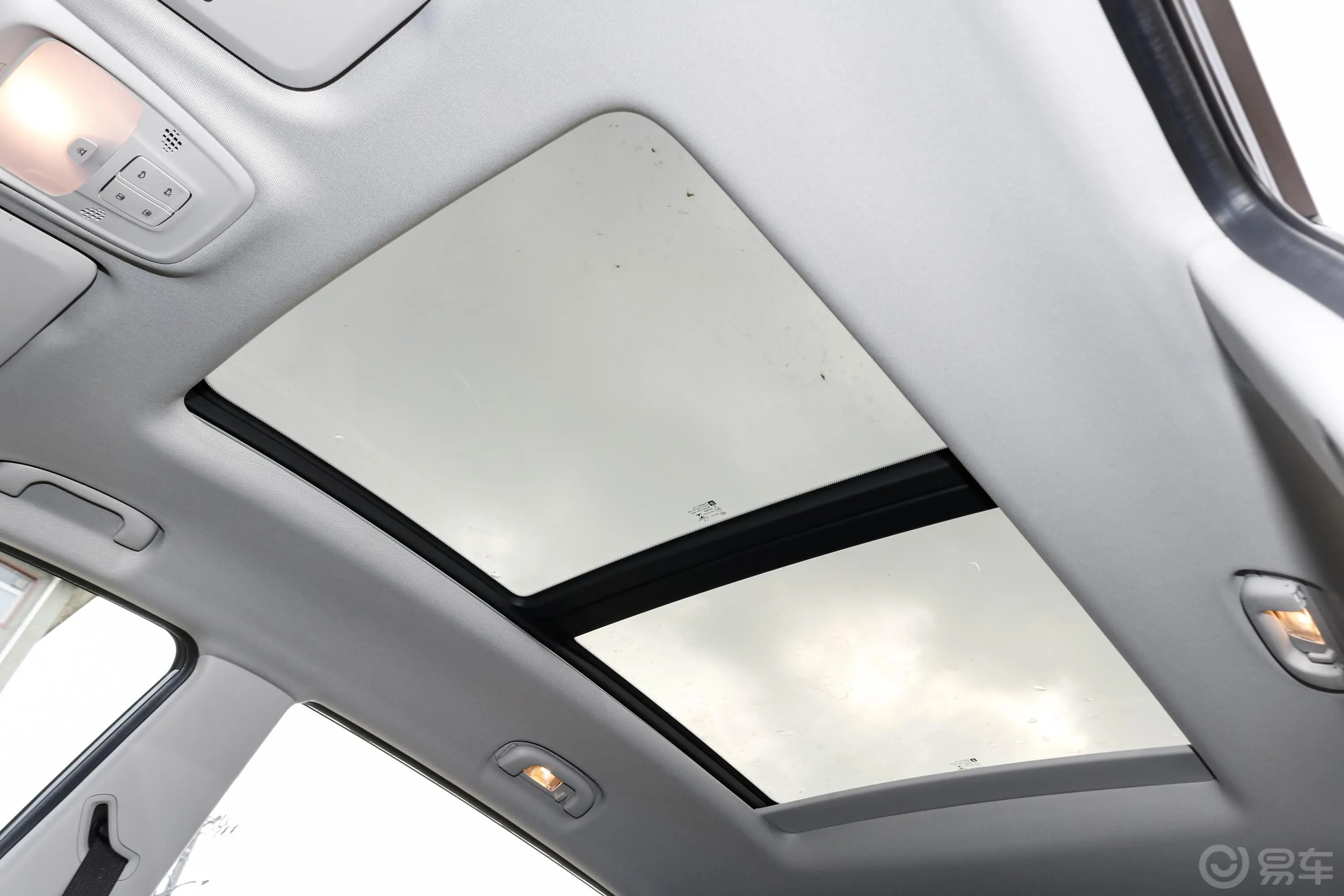 沃兰多Redline 530T 手自一体 纵享版 5座 国VI天窗内拍关闭