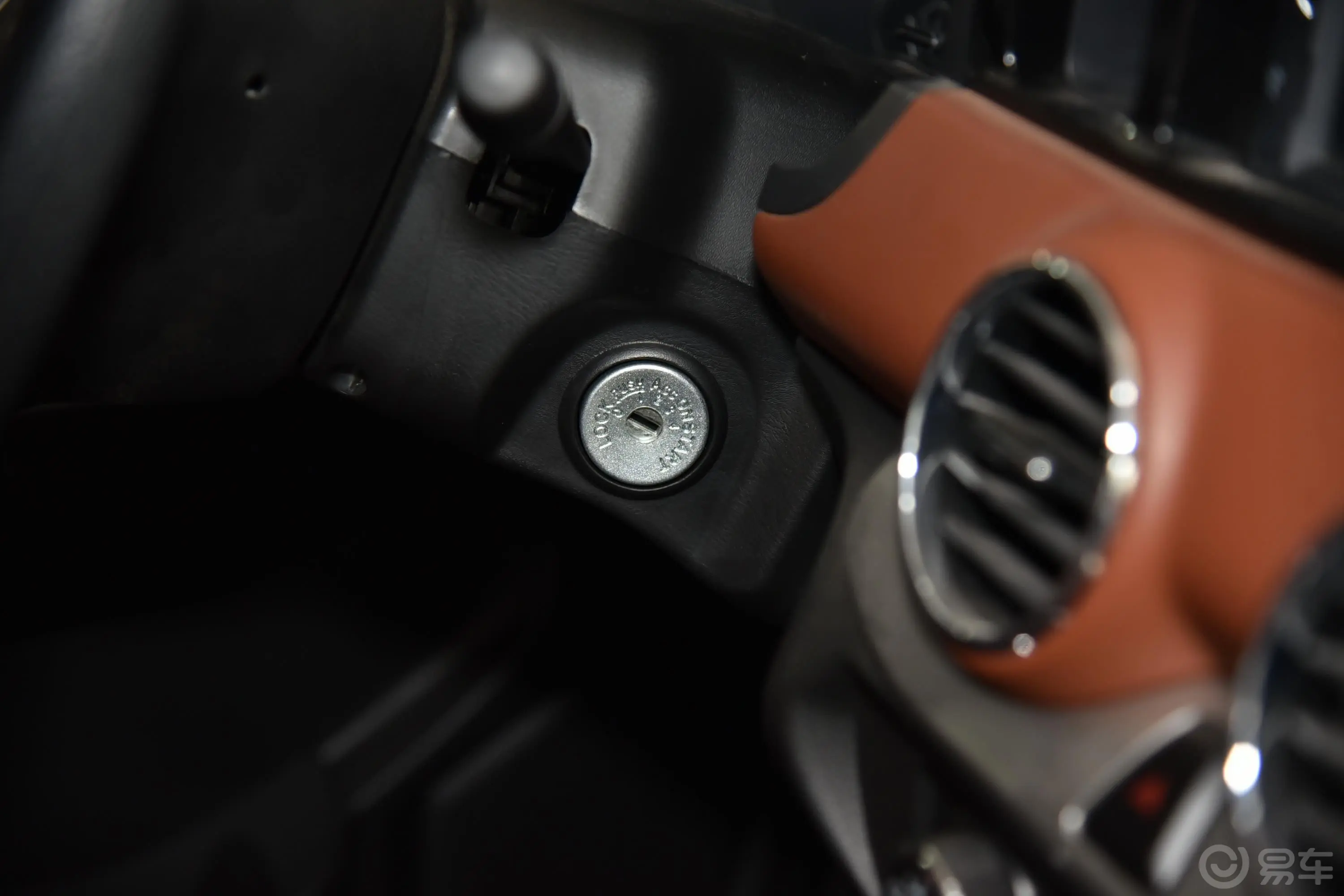锐骐标箱 2.4L 手动 两驱 豪华版 汽油 国V钥匙孔或一键启动按键