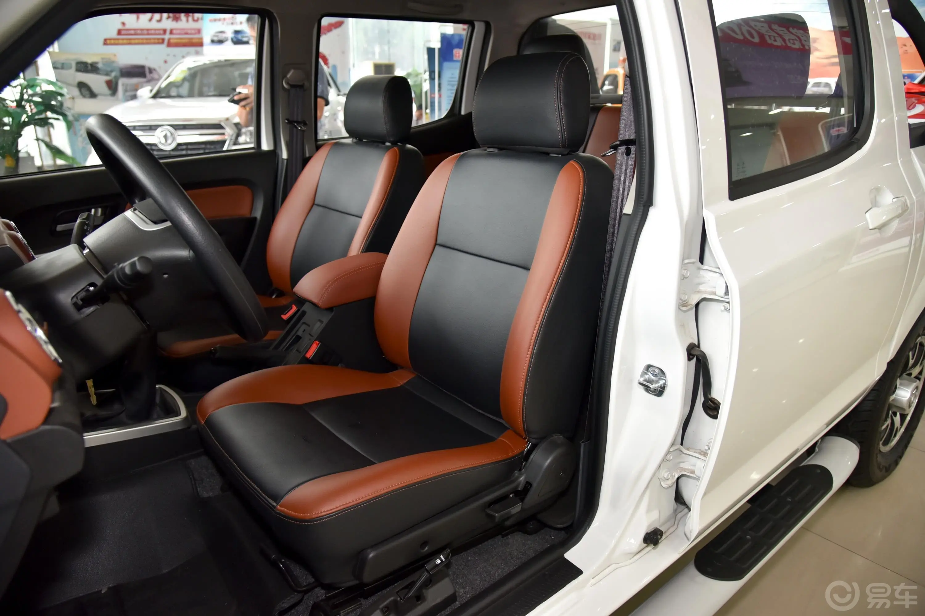 锐骐标箱 2.4L 手动 两驱 豪华版 汽油 国V驾驶员座椅
