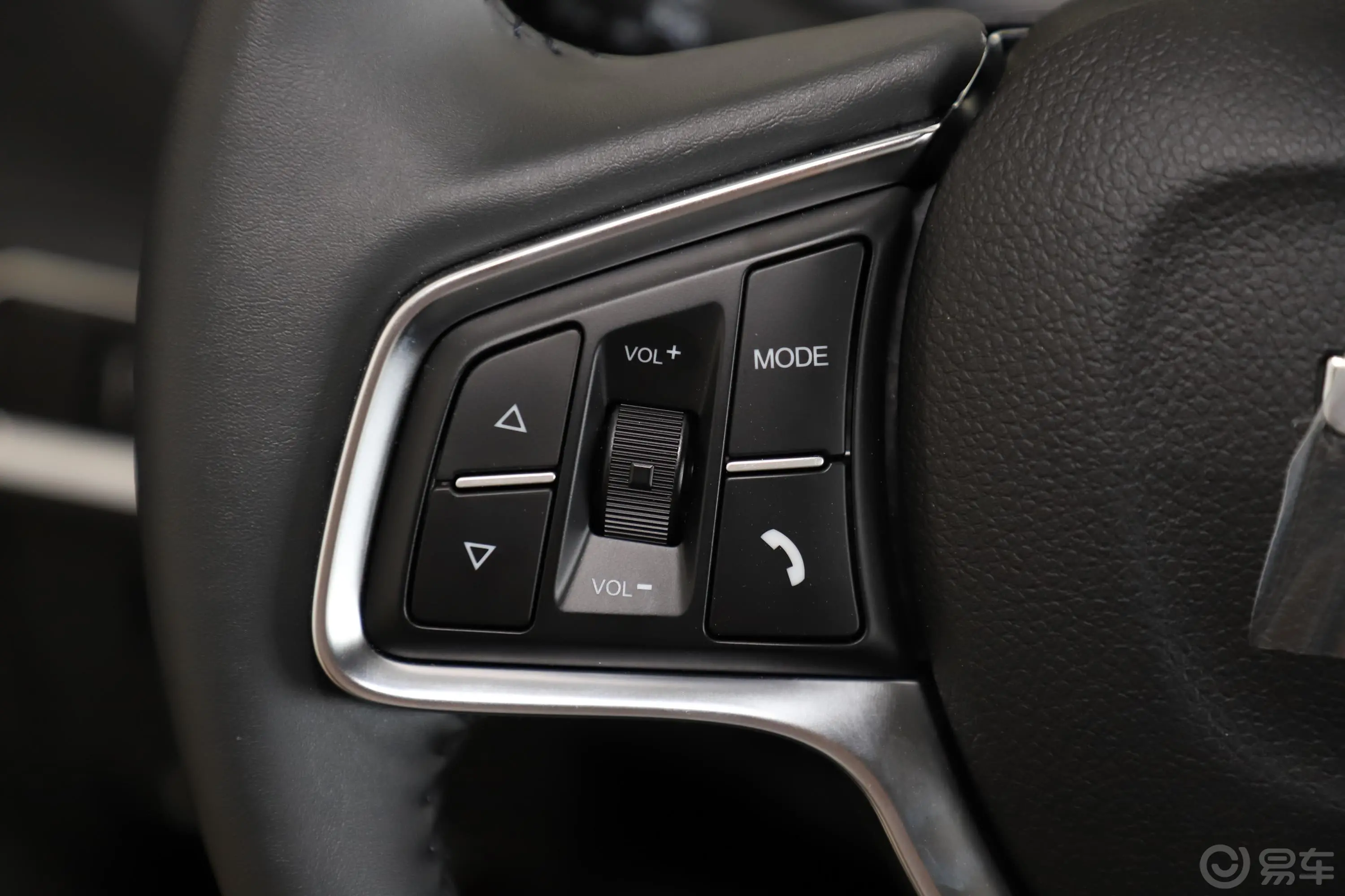 瑞迈S加长版 2.5T 手动 两驱 豪华款 柴油 国V左侧方向盘功能按键