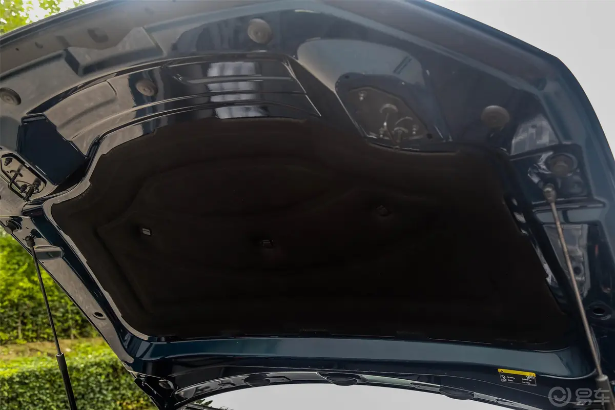 奥迪Q855 TFSI quattro 尊享动感型发动机舱盖内侧