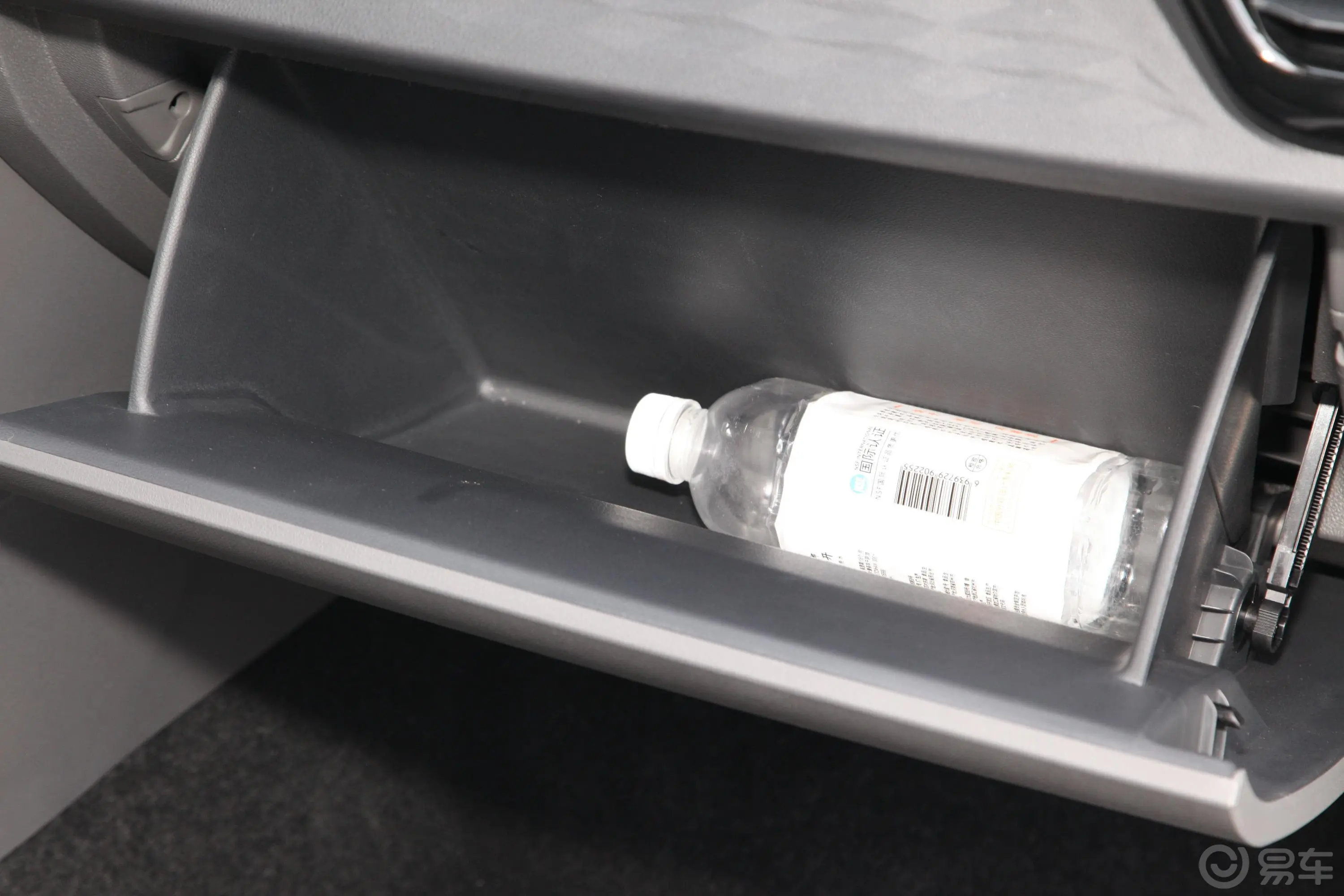 捷达VS5280TSI 手动 进取型手套箱空间水瓶横置