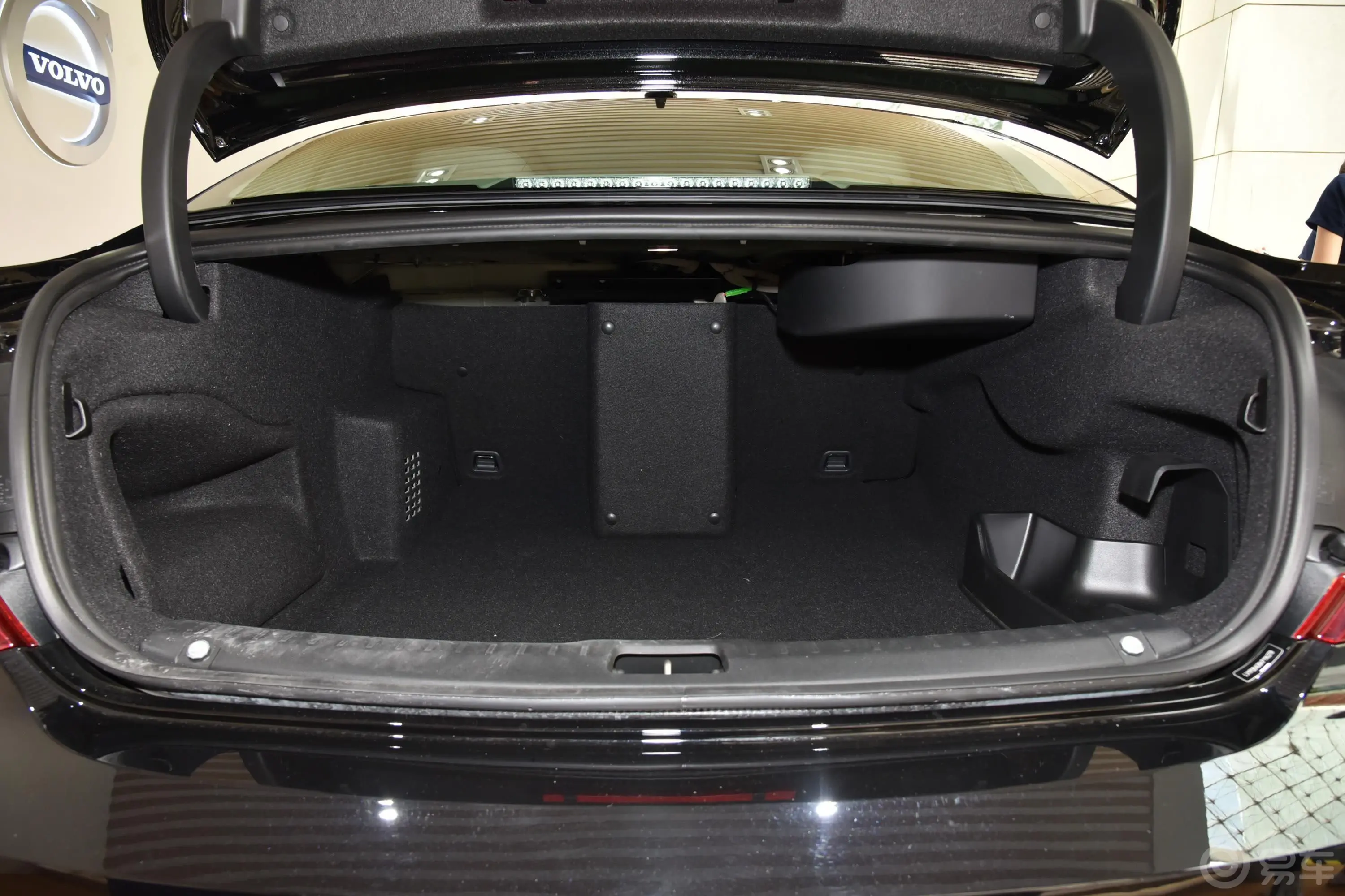 沃尔沃S90新能源T8 Ambience 3座后备厢空间特写