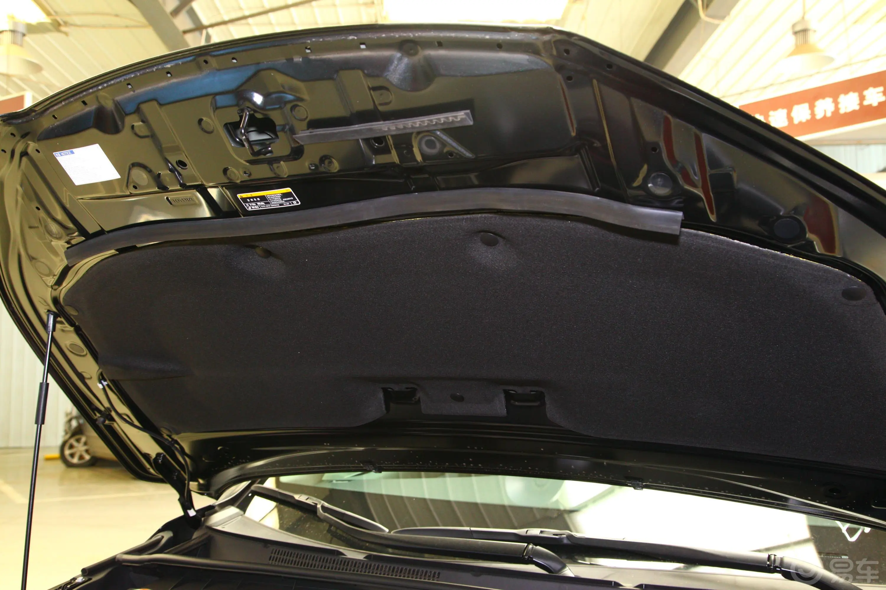 汉兰达2.0T 手自一体 四驱 豪华版 7座 国VI发动机舱盖内侧