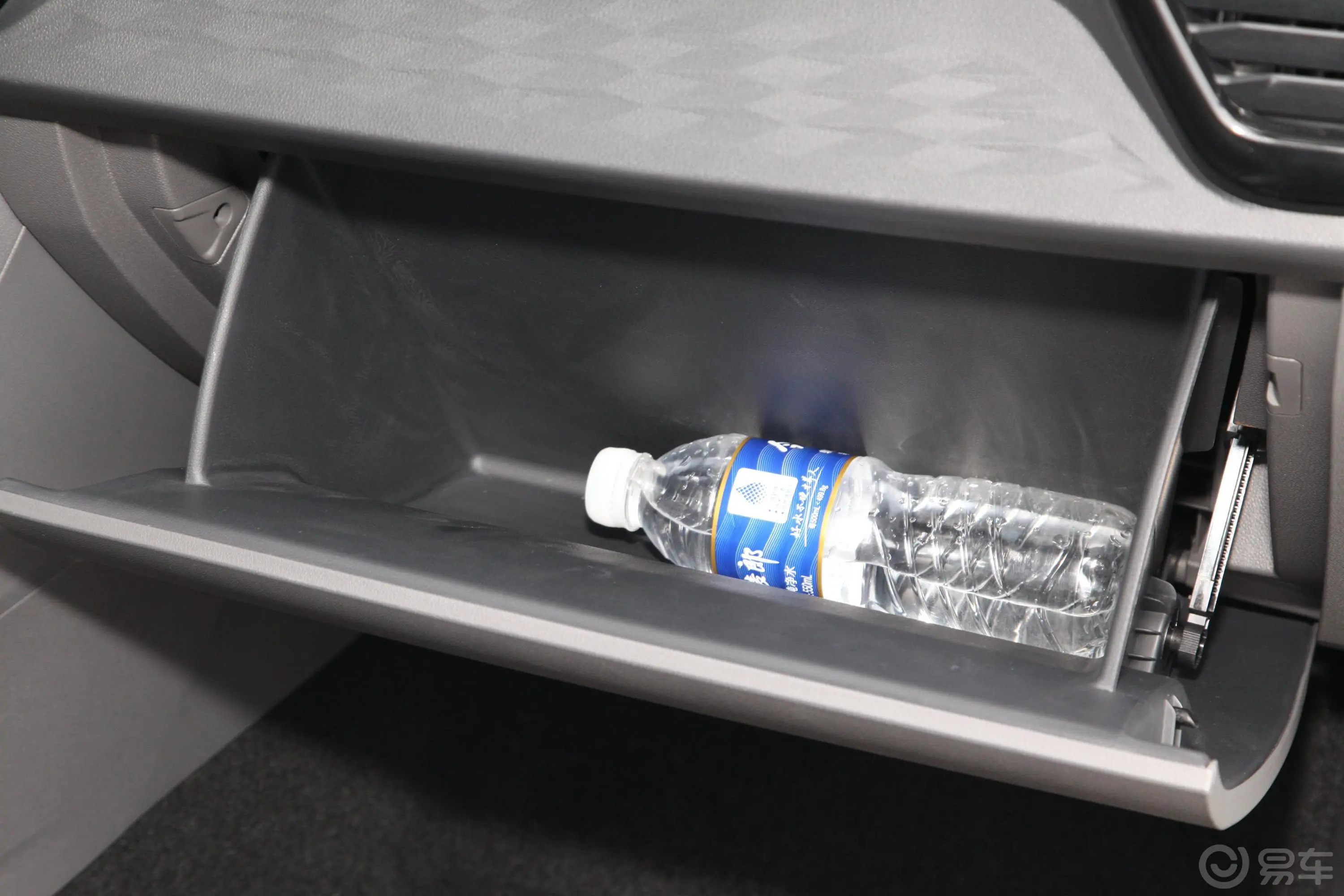 捷达VS5280TSI 手自一体 悦享型手套箱空间水瓶横置