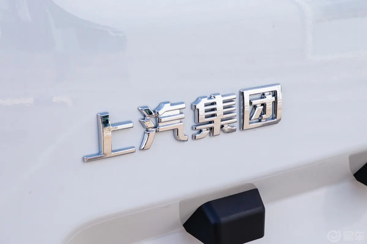 新途V80厢式货车 2.5T 手动 长轴中顶 3座外观