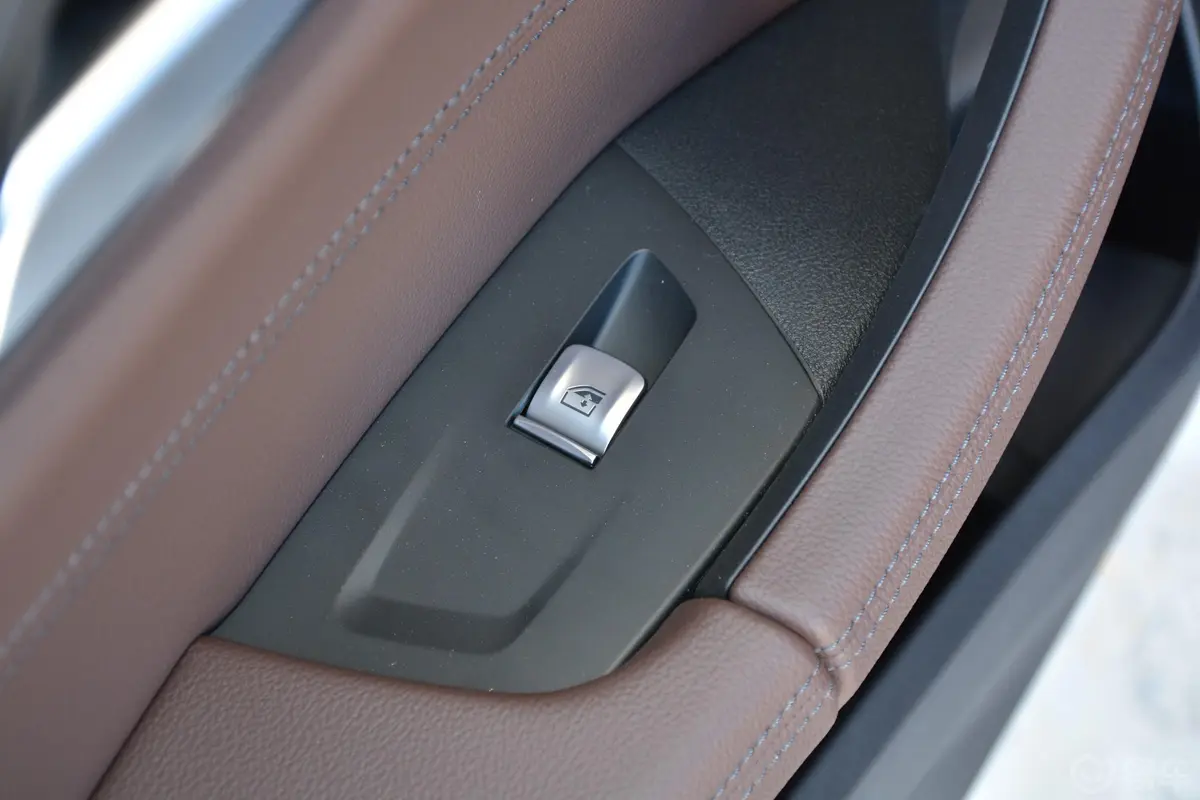宝马X3xDrive 30i 领先版 M运动套装后车窗调节