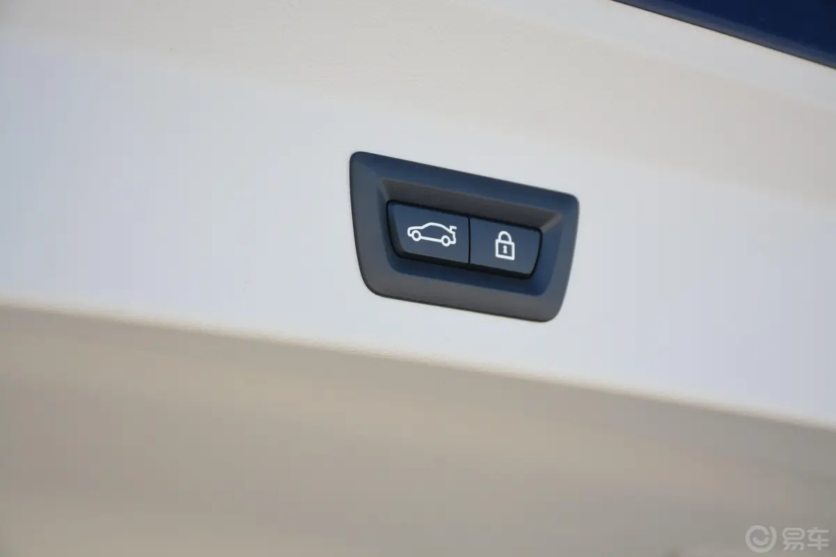 宝马X3xDrive 30i 领先版 M运动套装电动尾门按键（手动扶手）