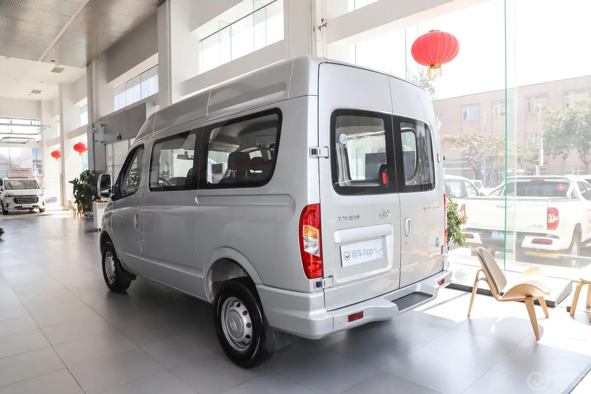 新途V80Plus VAN 2.0T AMT 短轴中顶 6座侧后45度车头向左水平