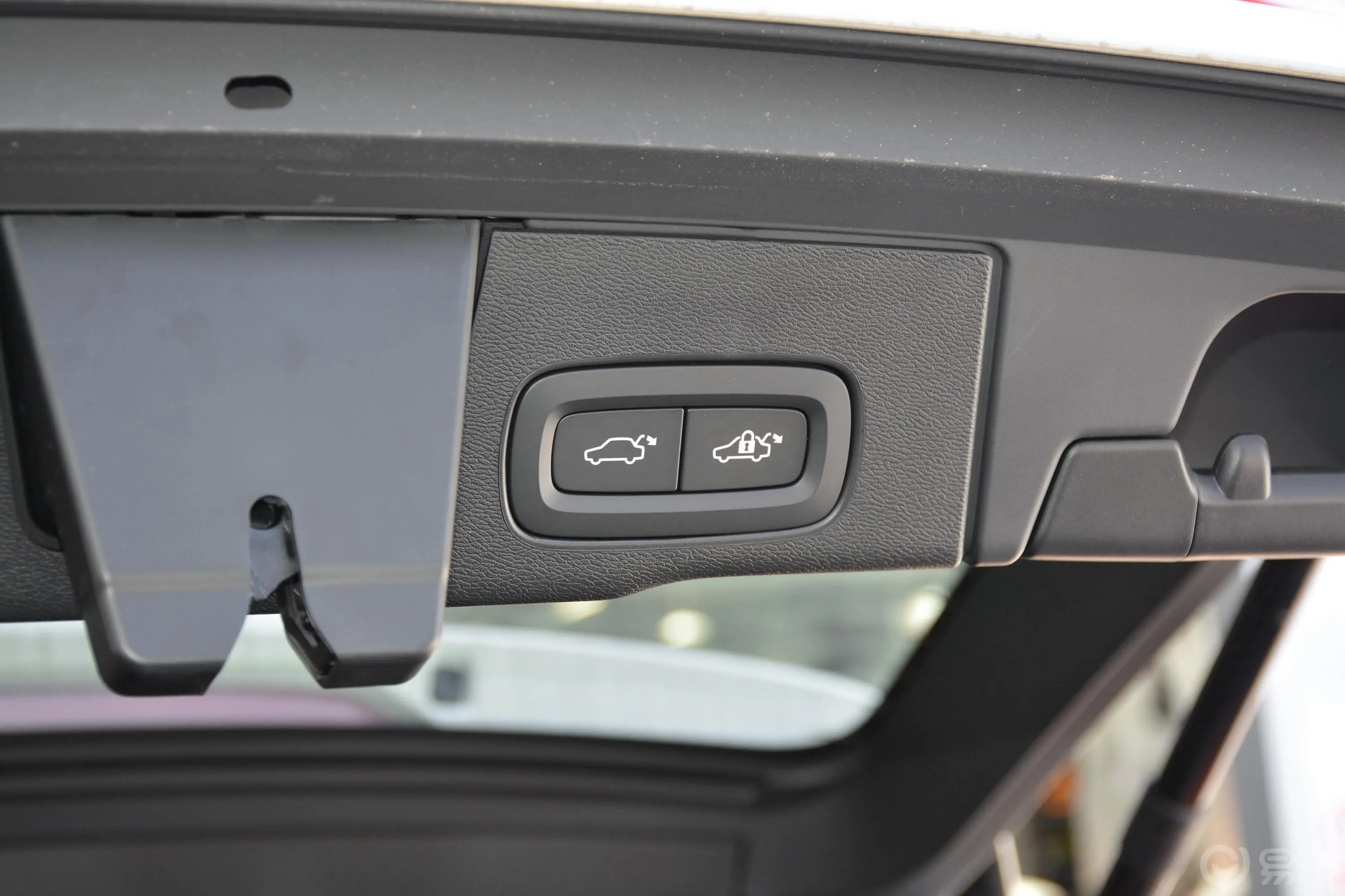 沃尔沃XC60T5 四驱 智远豪华版电动尾门按键（手动扶手）