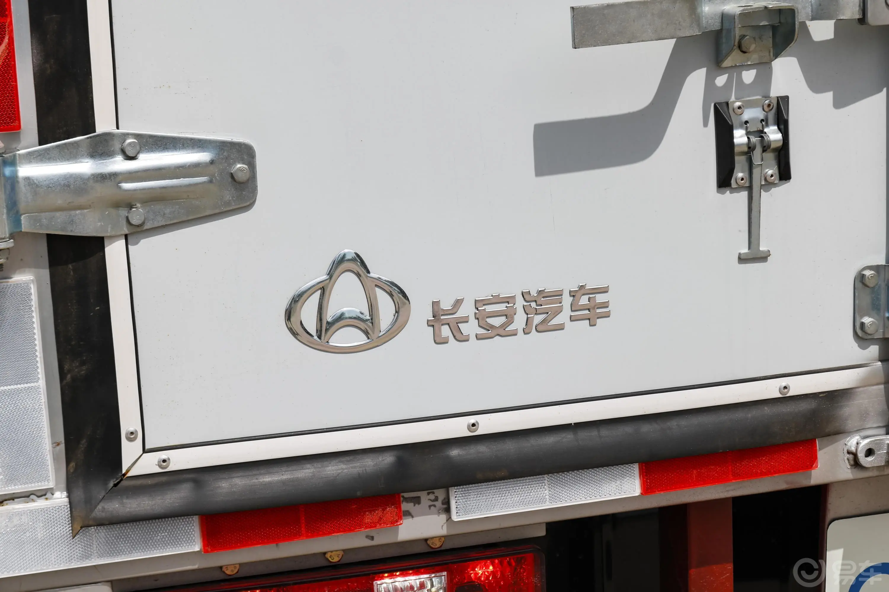 跨越王X51.5L 汽油DK15单排3400货箱双后轮CNG 国V外观