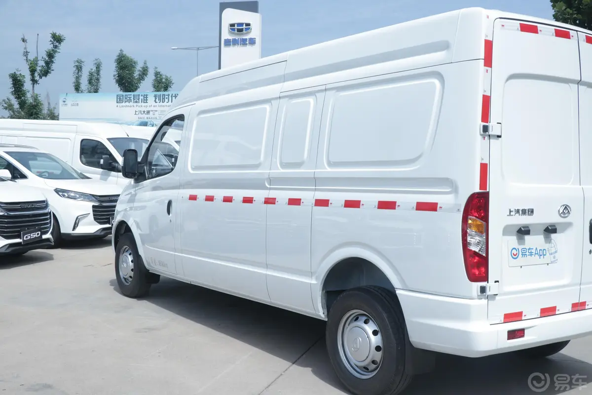 新途V80VAN 2.5T 手动 长轴中顶 2/3座外观