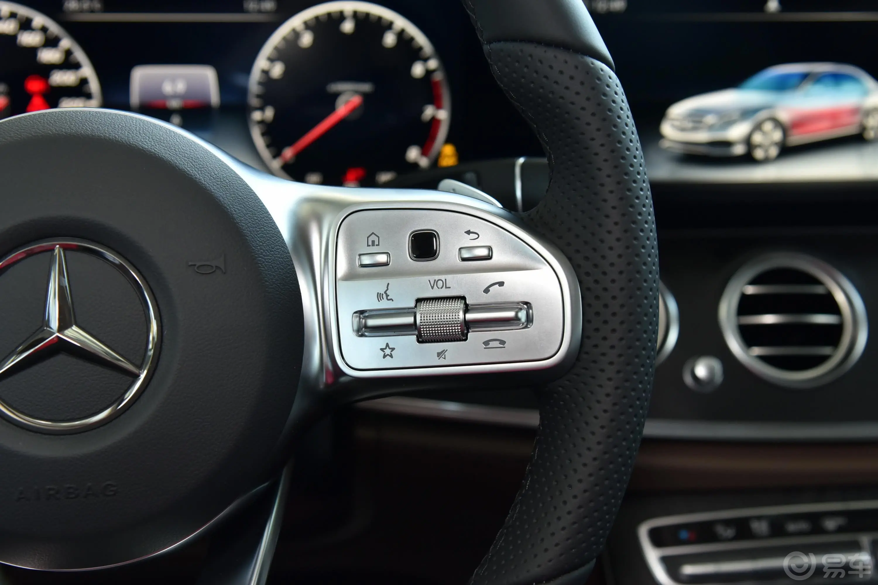 奔驰E级E 300 L 豪华版 运动轿车右侧方向盘功能按键