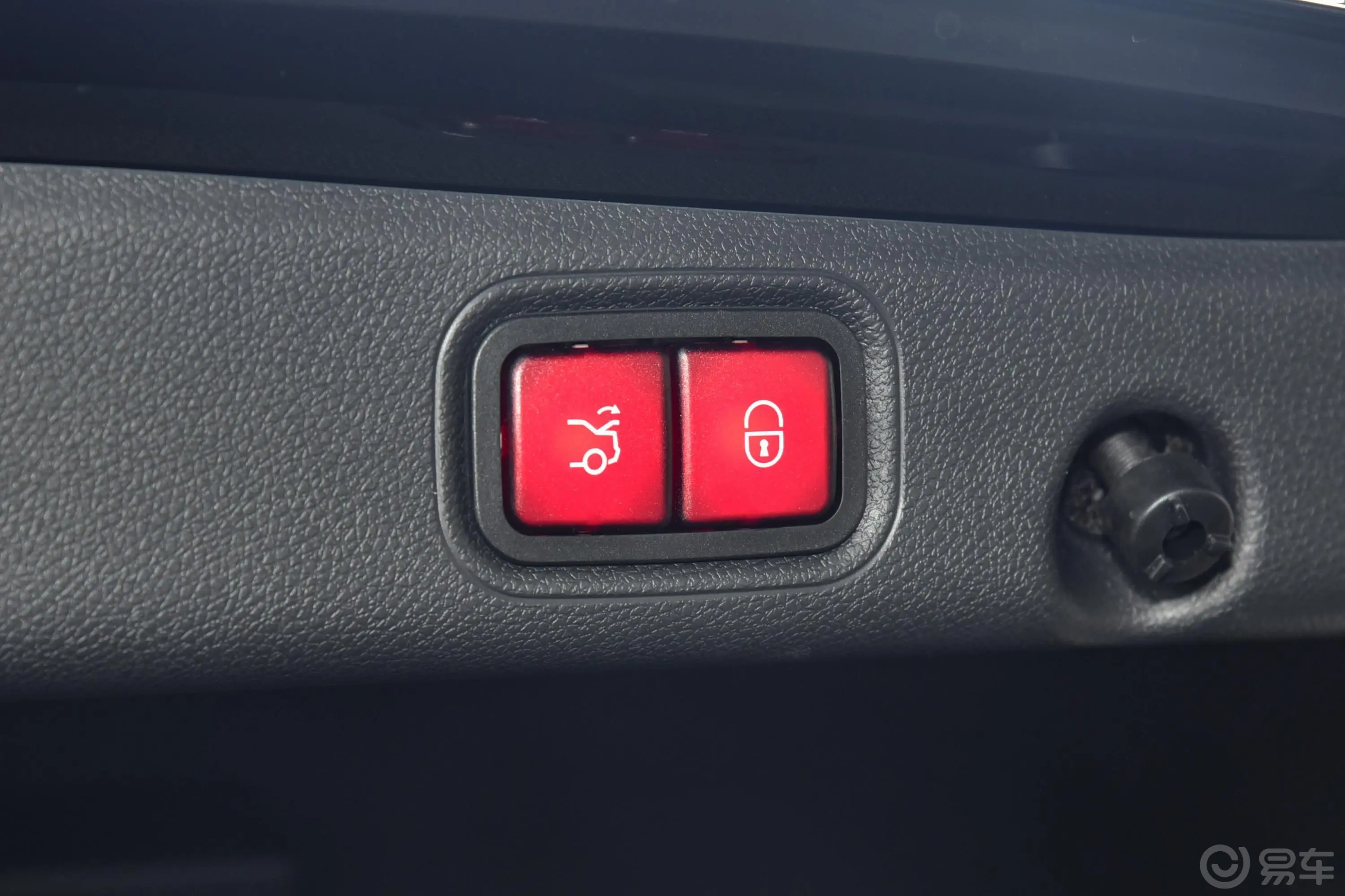 奔驰E级E 300 L 豪华版 运动轿车电动尾门按键（手动扶手）