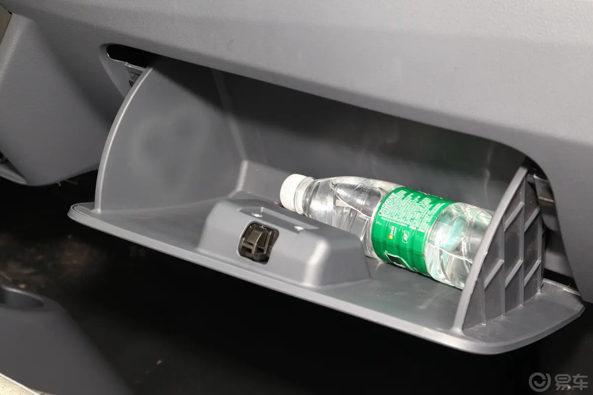 金杯小海狮X301.5L 手动 舒适版 国V手套箱空间水瓶横置