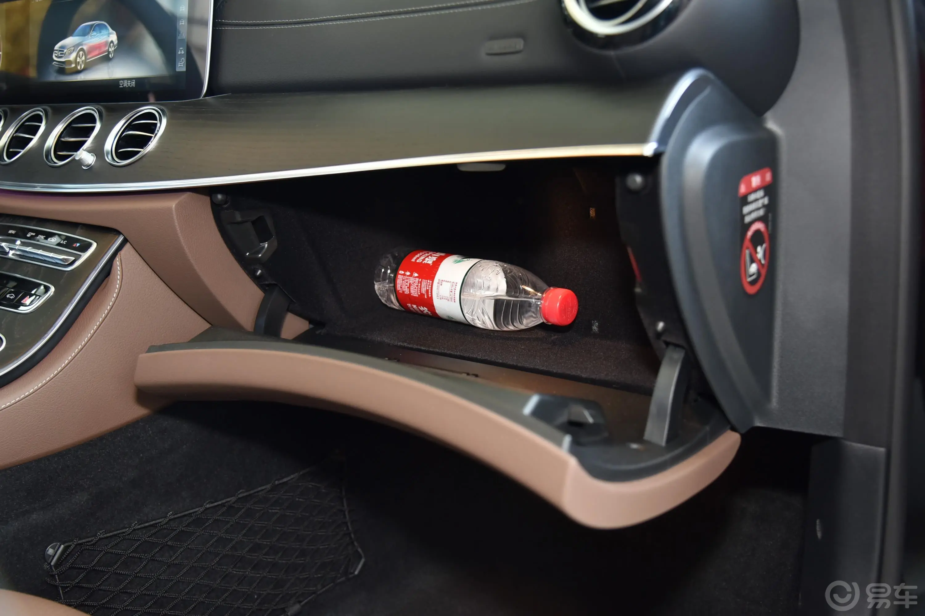奔驰E级E 300 L 豪华版 运动轿车手套箱空间水瓶横置