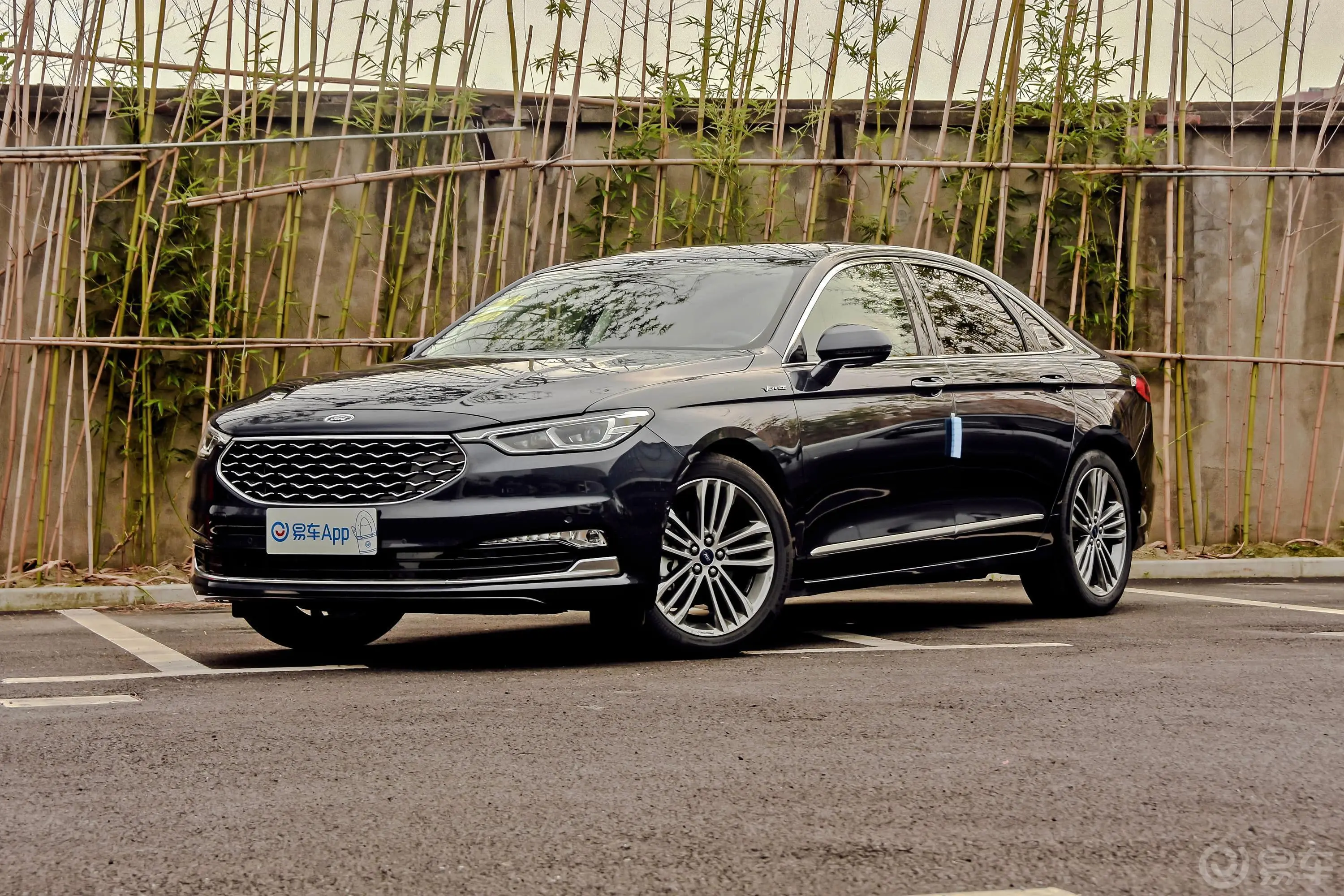 金牛座EcoBoost 245 Vignale 臻享版侧前45度车头向左水平