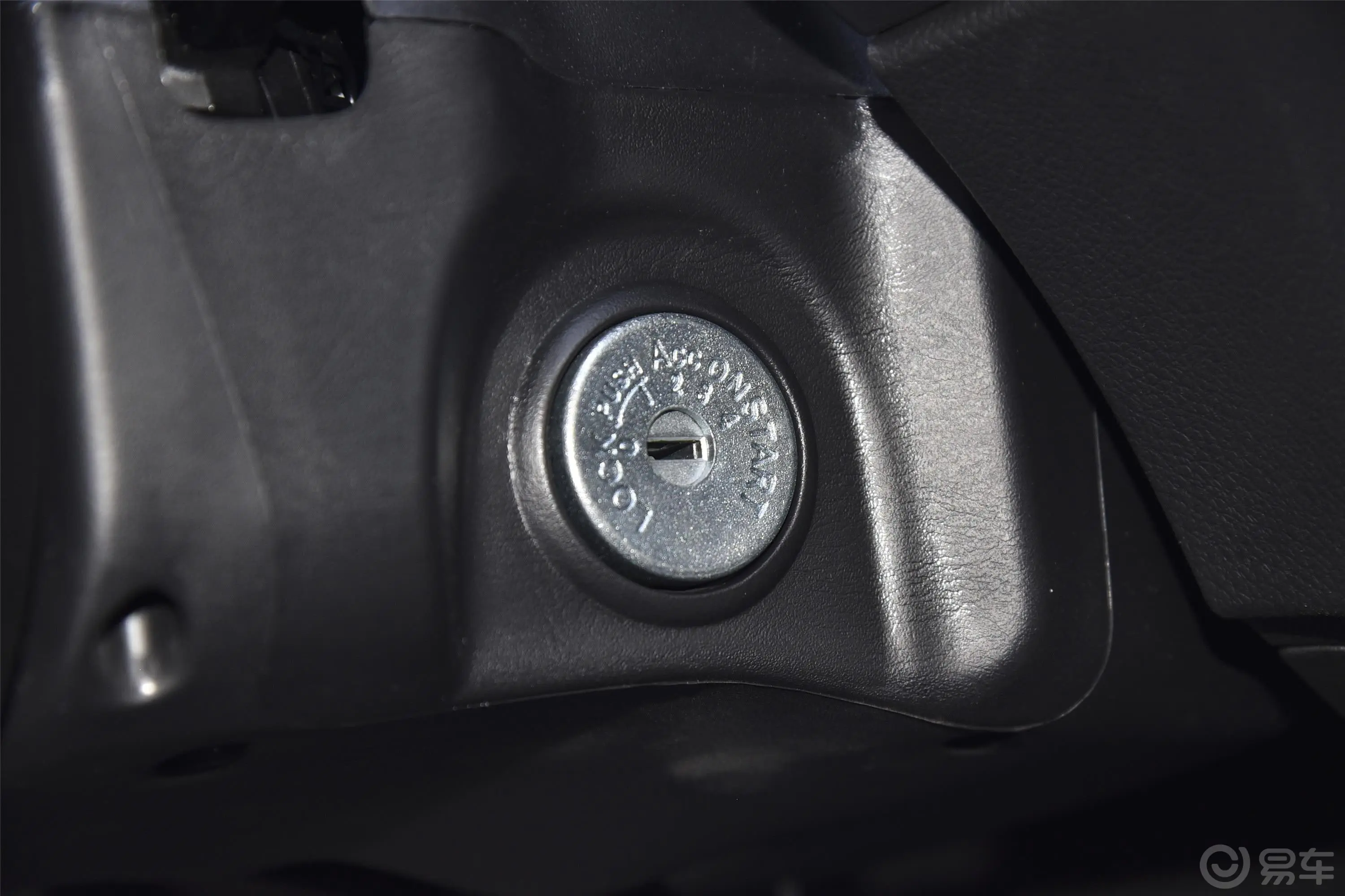 锐骐长货箱 2.5T 手动 四驱 标准版 柴油 国V钥匙孔或一键启动按键