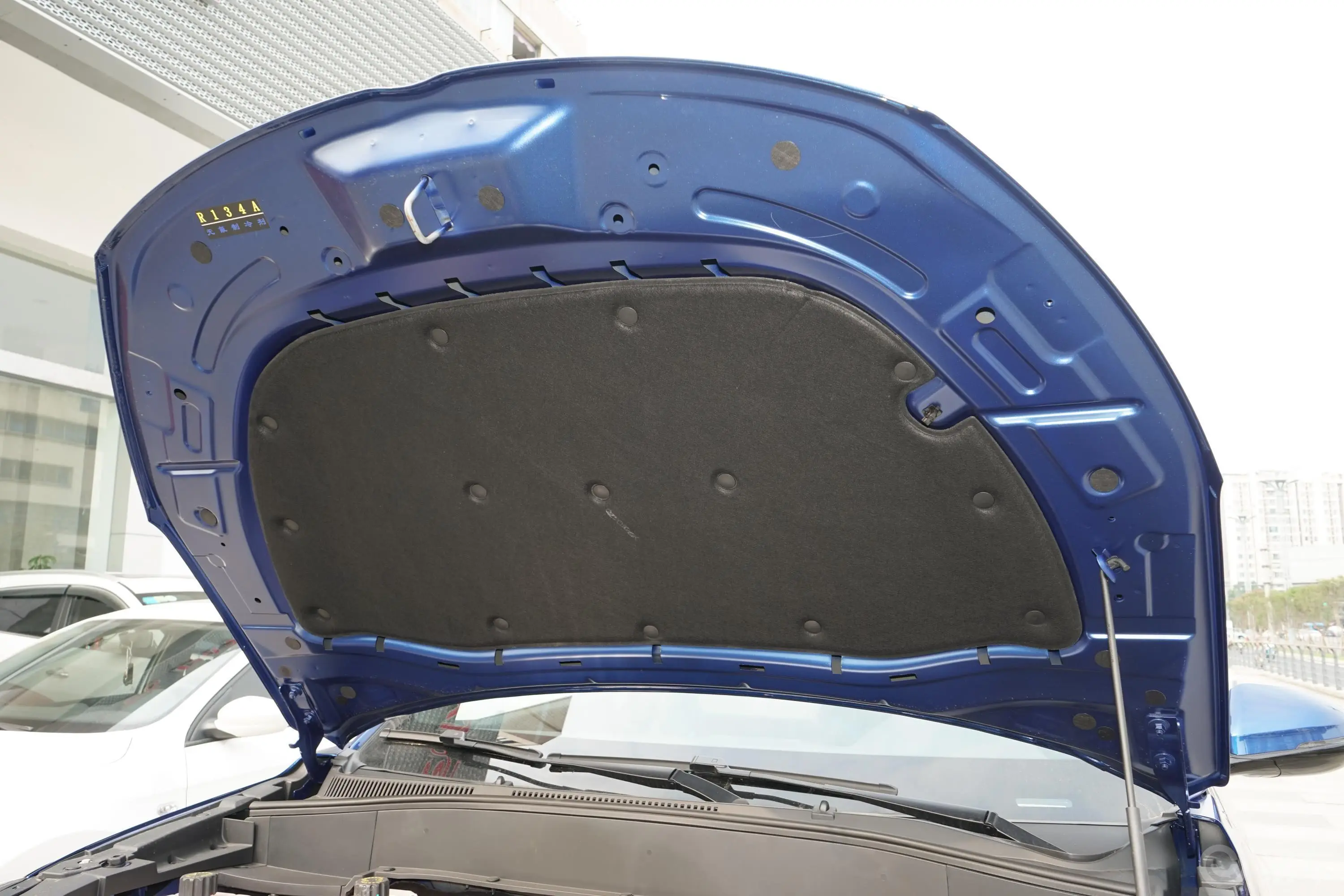 风光E3 电动版智豪型发动机舱盖内侧