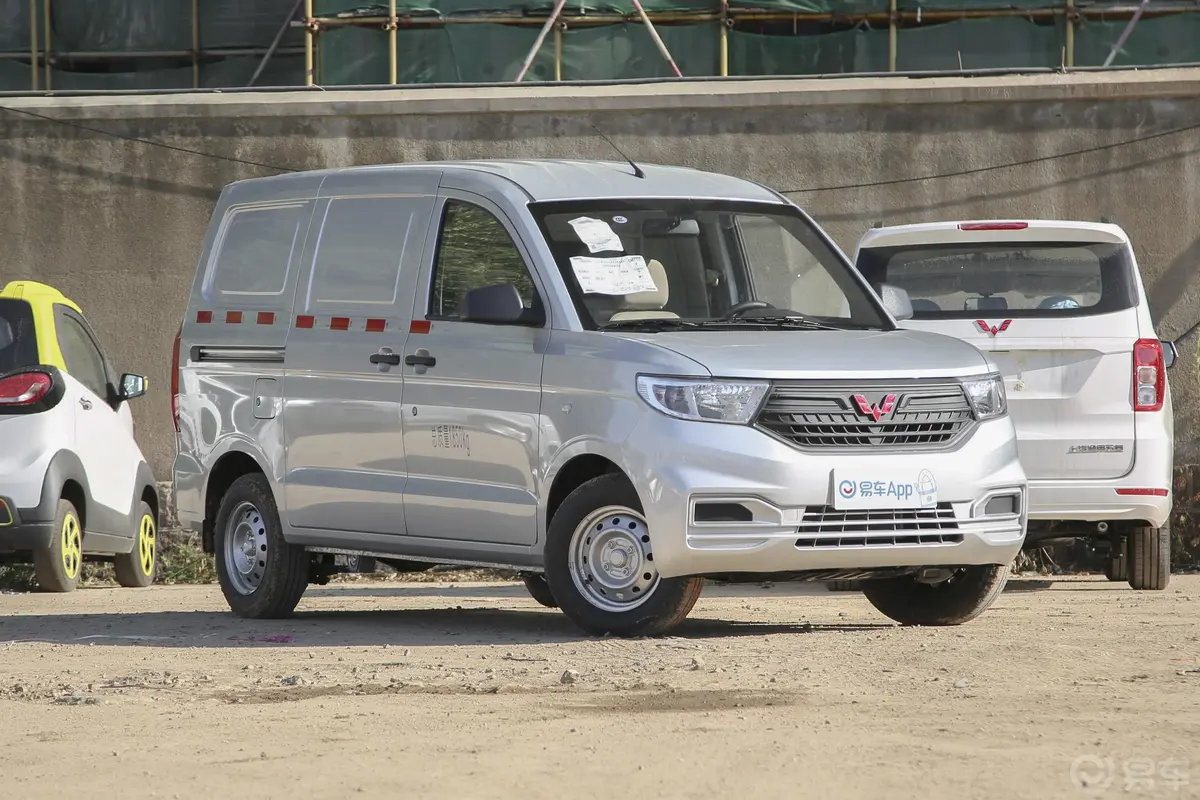 五菱宏光V1.5L 手动 基本型封窗车 国VI外观