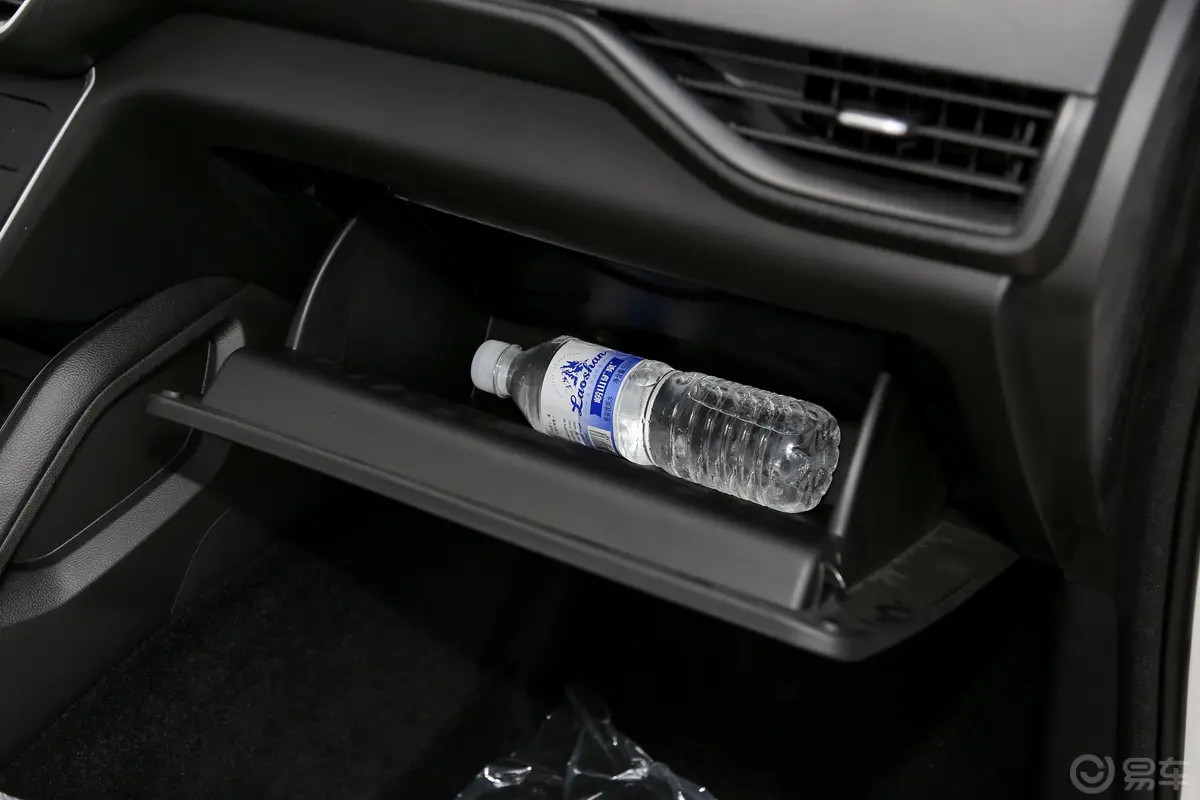 五菱宏光S31.5L 手动 标准型 国VI手套箱空间水瓶横置