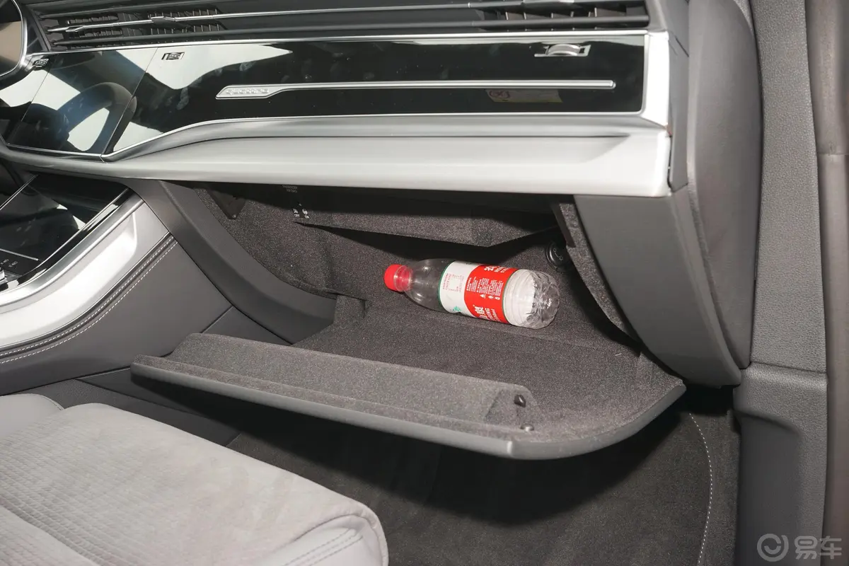 奥迪Q855 TFSI 至尊限量版手套箱空间水瓶横置