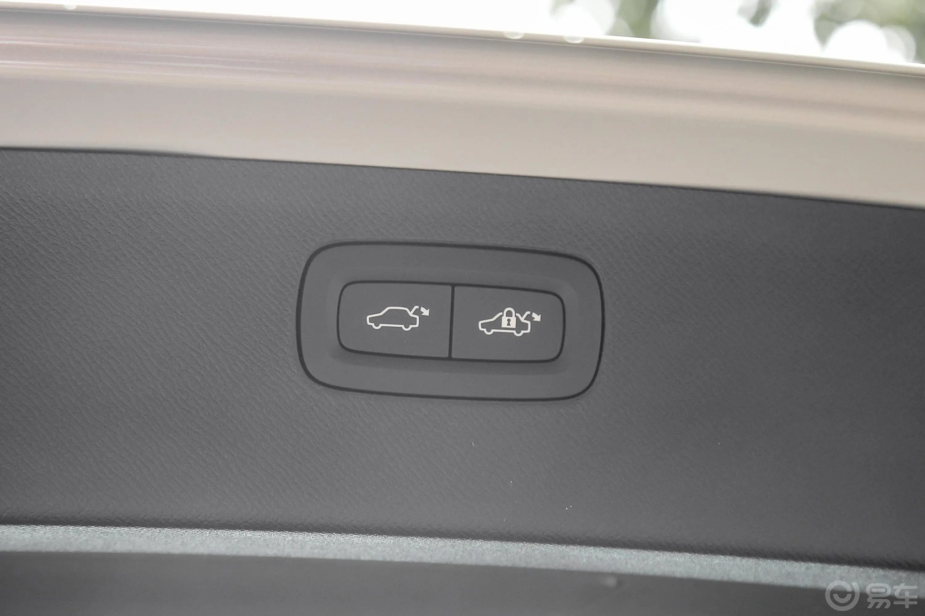 沃尔沃XC90T6 智雅运动版 7座电动尾门按键（手动扶手）