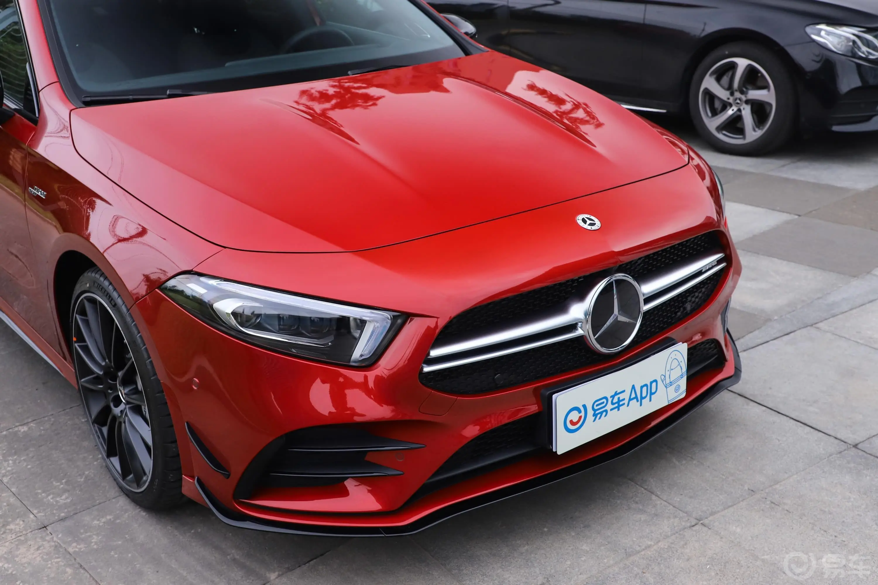 奔驰A级 AMGA 35 L 4MATIC 先型特别版前格栅侧俯拍