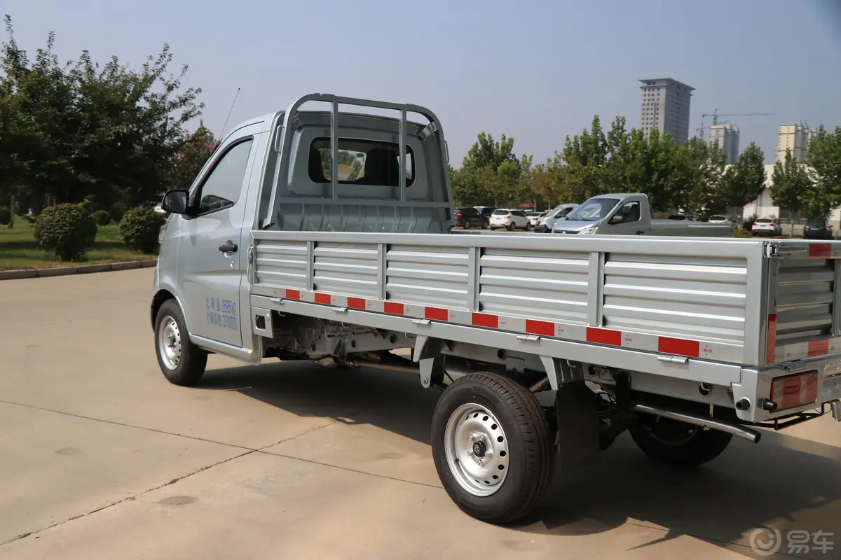 长安星卡L系列1.5L 手动 单排 货车标准型 额载1355kg 国V外观