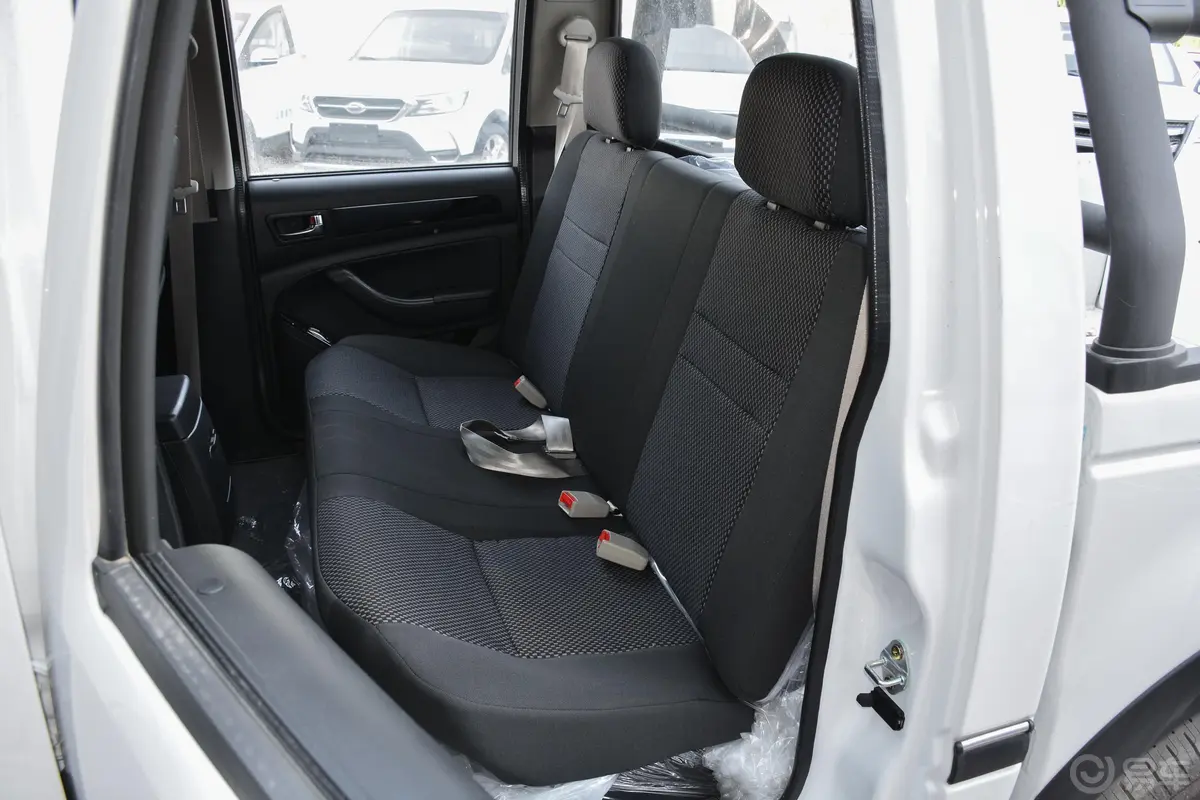 萨普征服者 标箱 2.4L 手动 两驱 舒适版 汽油后排座椅