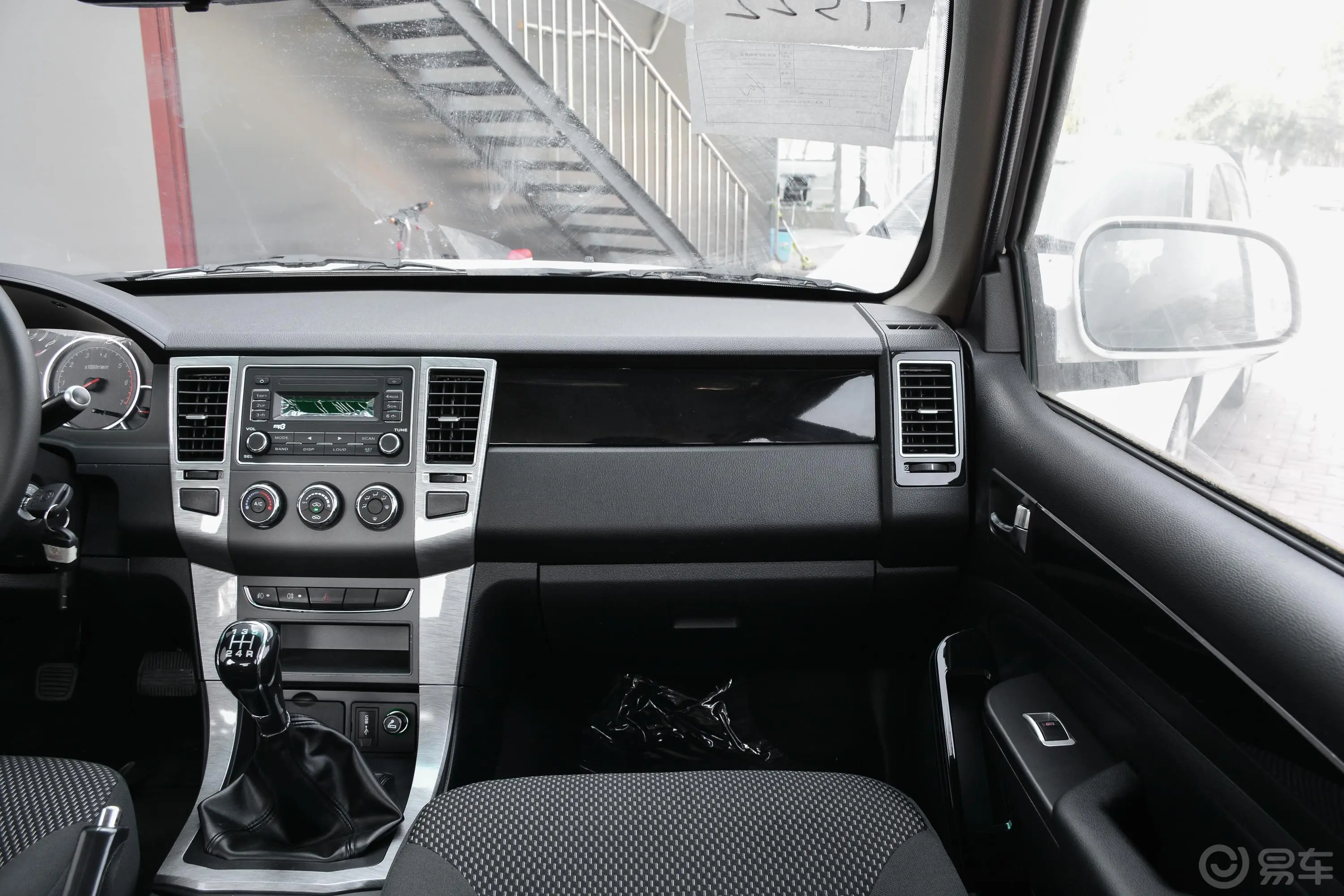 萨普征服者 标箱 2.4L 手动 两驱 舒适版 汽油副驾驶位区域