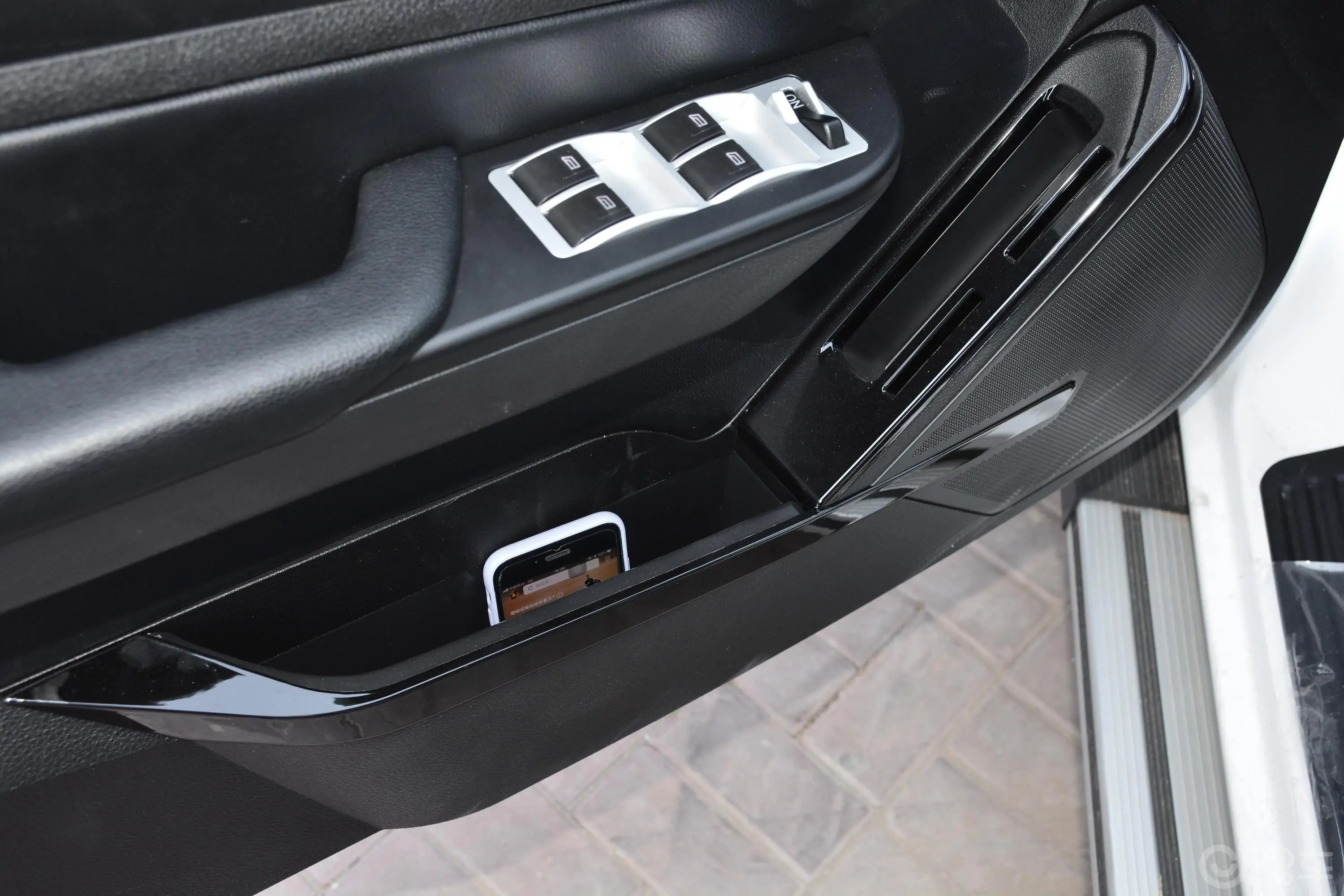 萨普征服者 标箱 2.4L 手动 两驱 舒适版 汽油内饰