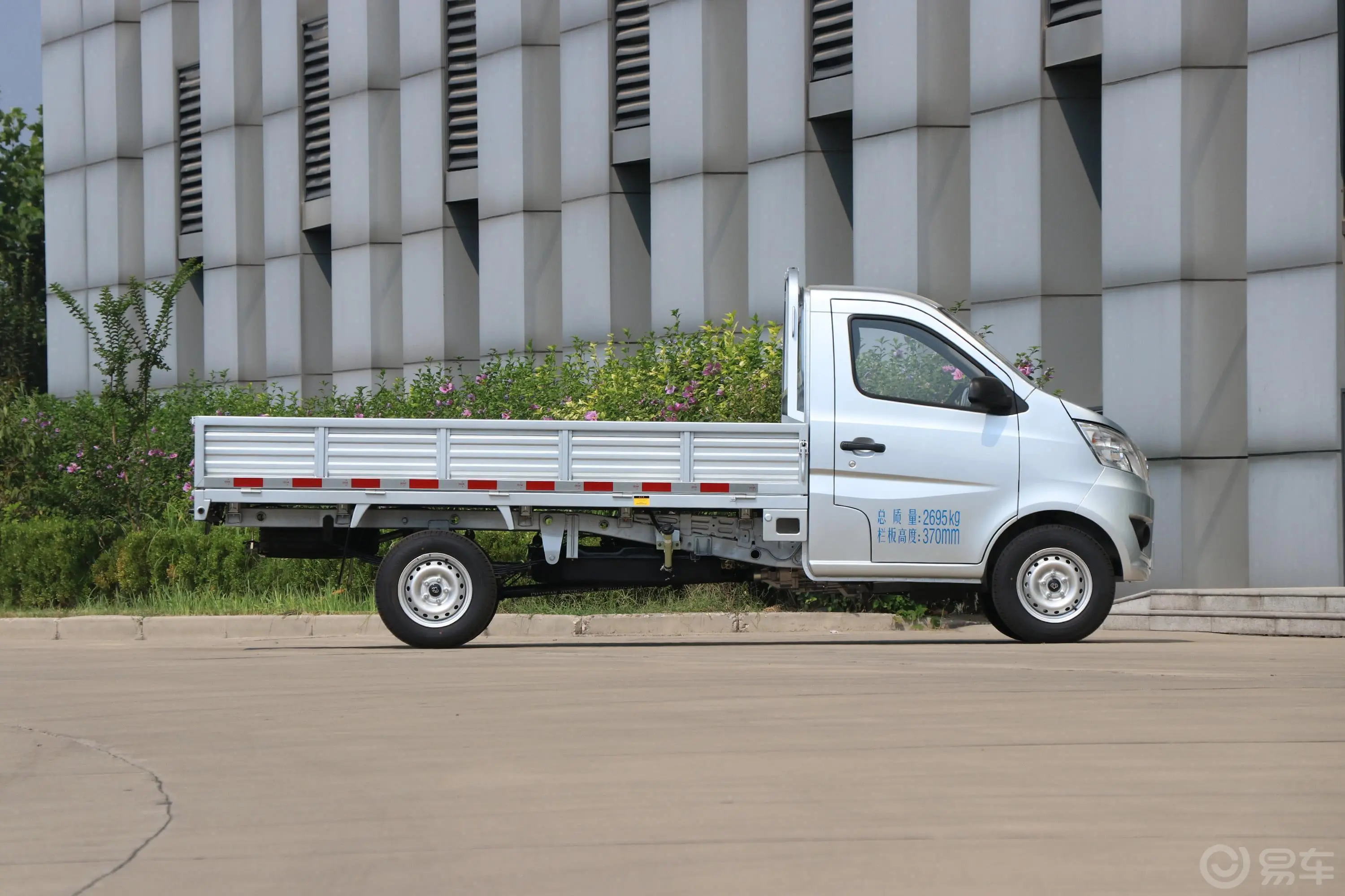 长安星卡L系列1.5L 手动 单排 货车标准型 额载1355kg 国V正侧车头向右水平