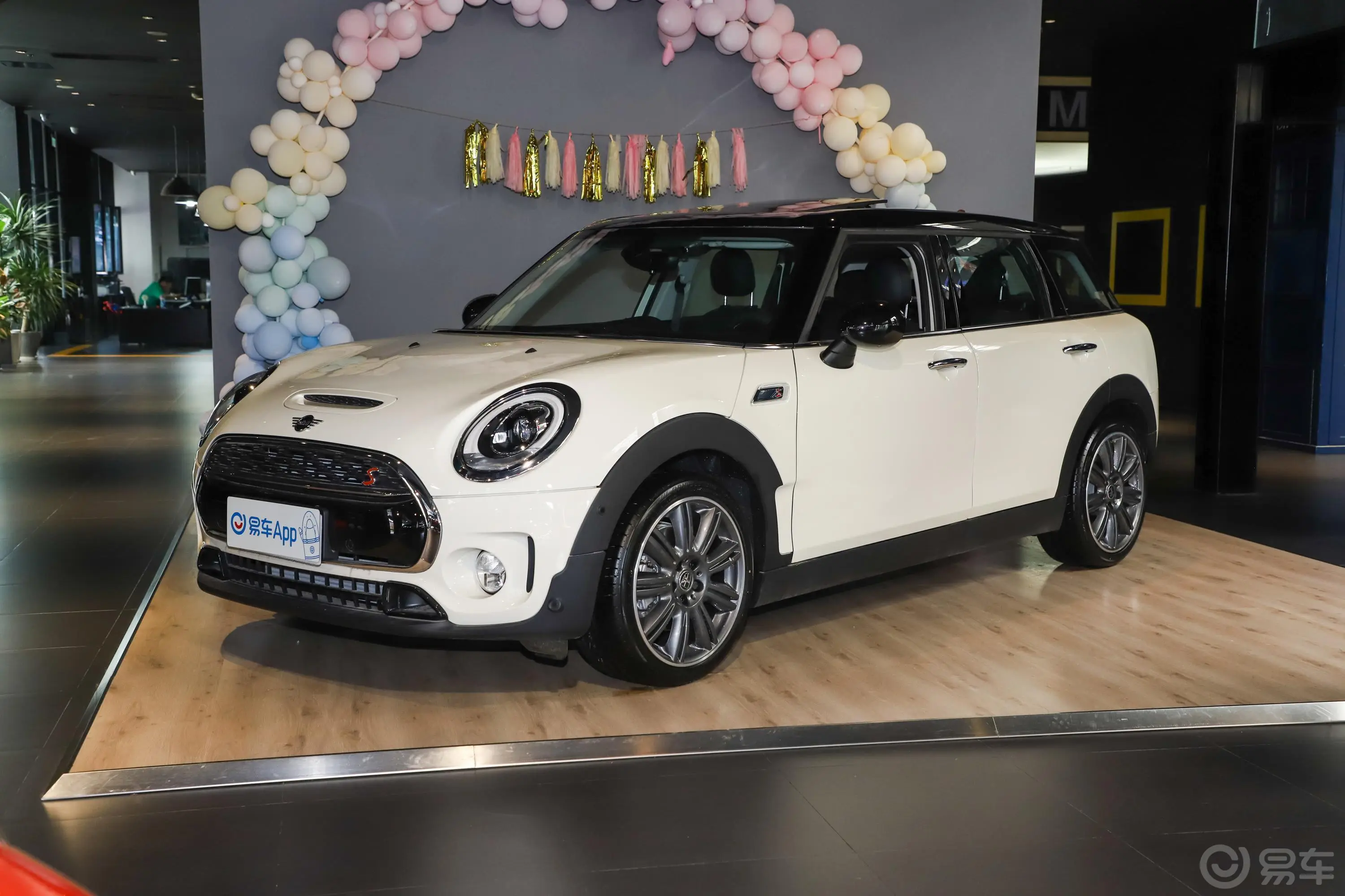 MINI CLUBMAN2.0T COOPER S侧前45度车头向左水平